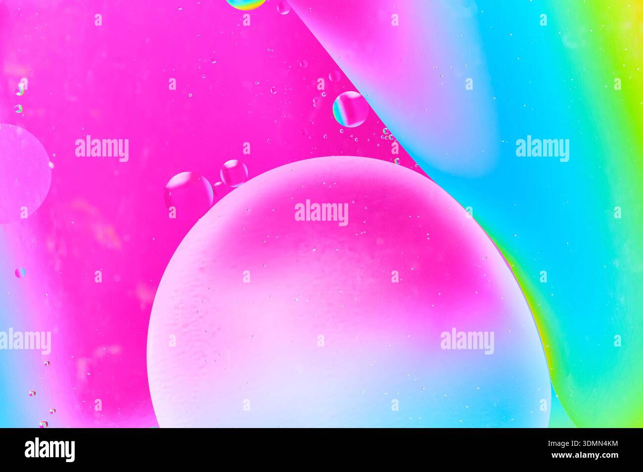 Große, helle Ölkugel im Vordergrund vor leuchtendem rosa und blauem Hintergrund. Tiefeneffekt und Volumeneffekt Stockfoto