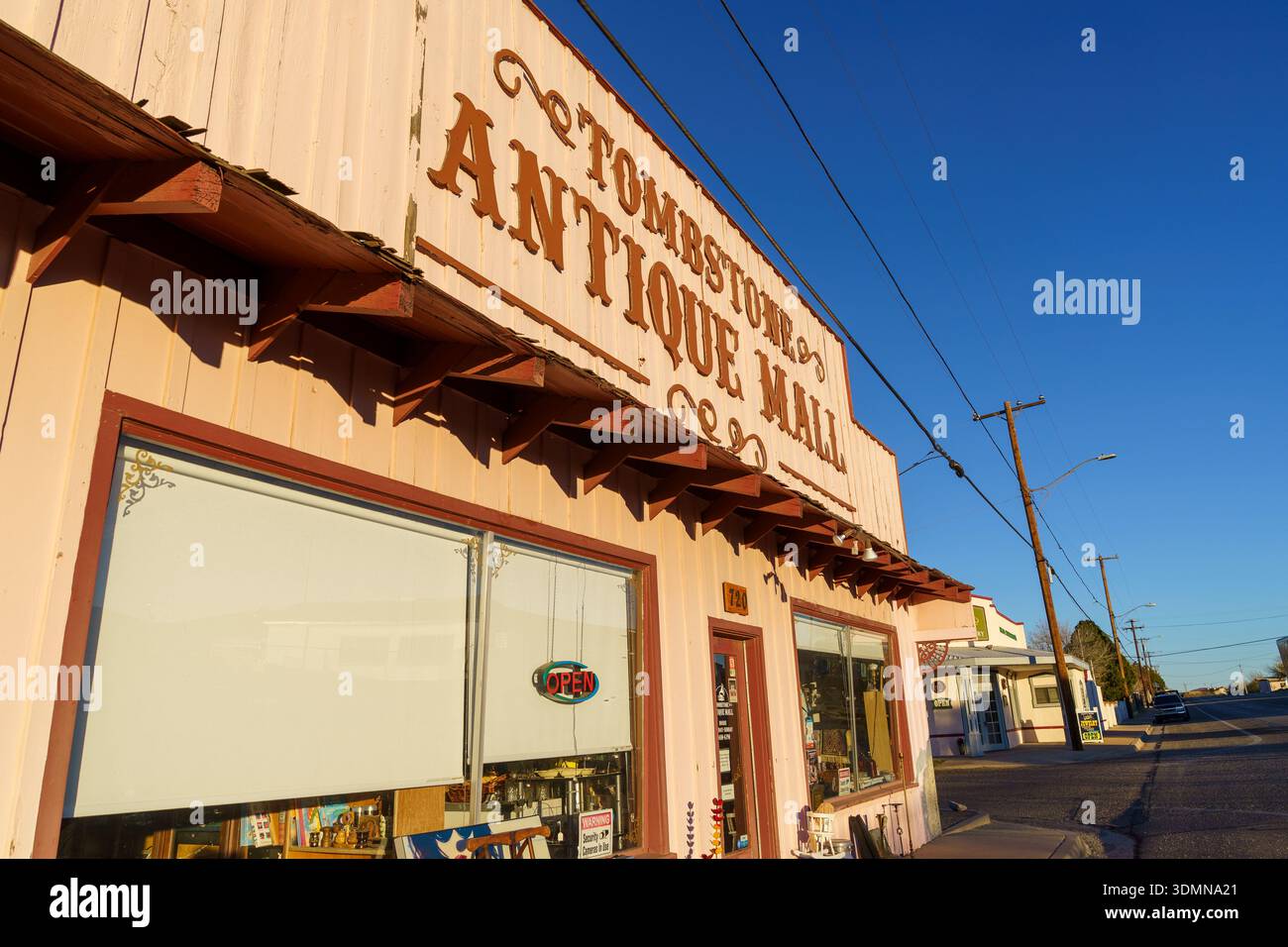 Tombstone, Arizona - 16. Januar 2026: Außenansicht der Tombstone Antique Mall Stockfoto
