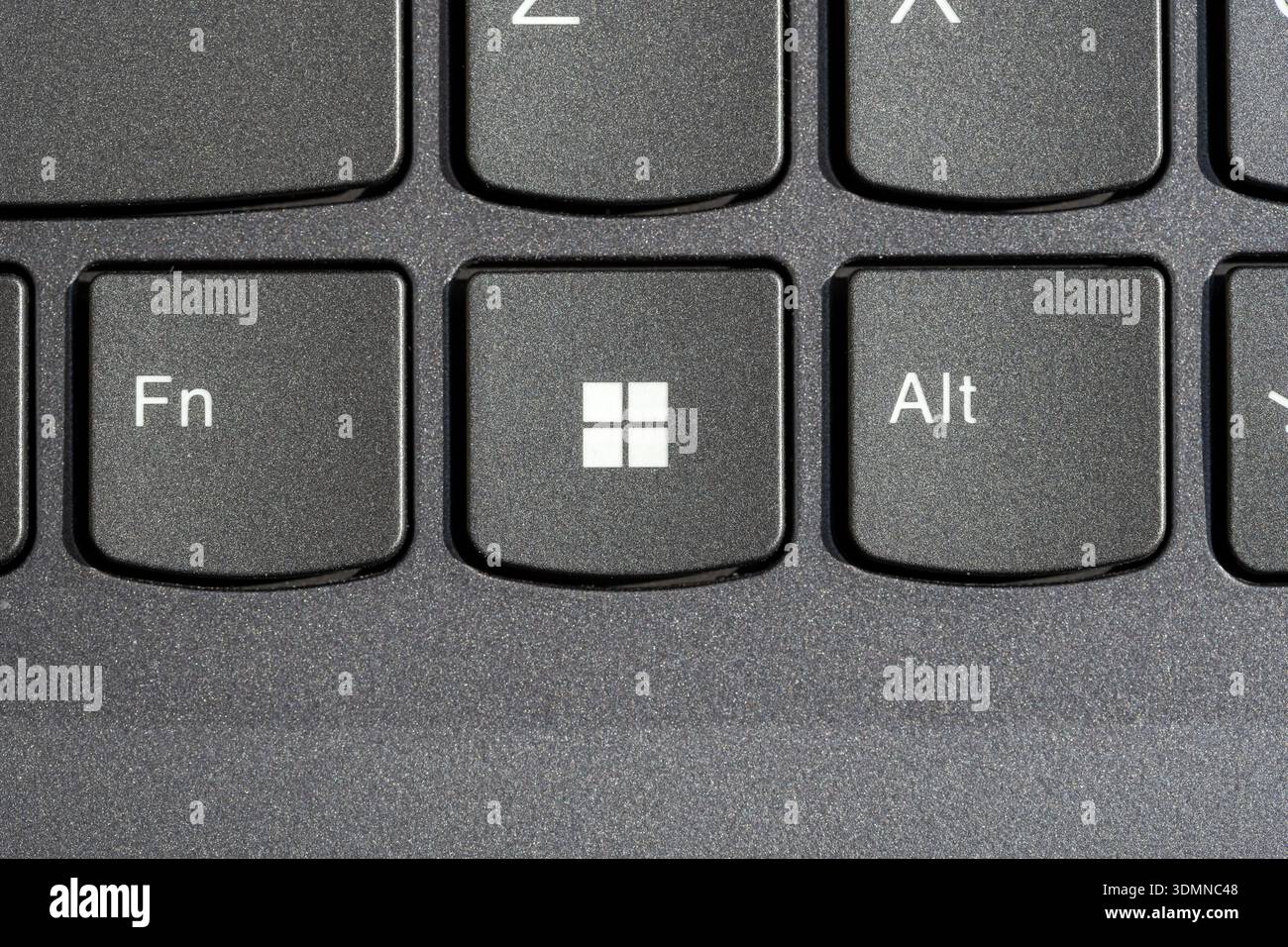 Windows-Taste auf moderner Laptop-Tastatur, Makrodetail Draufsicht der Microsoft-Logo-Taste zwischen den Fn-Alt-Tasten, schwarze strukturierte Tasten Nahaufnahme des Bediensystems Stockfoto