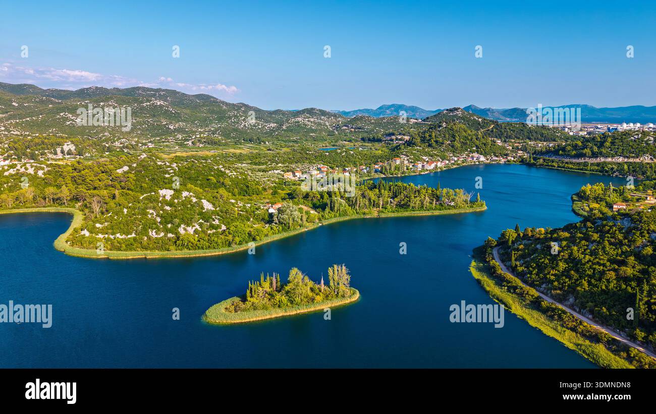 Blick aus der Vogelperspektive auf das Süßwasser-Lagunensystem der Bacina-Seen, umgeben von grünen Hügeln in Dalmatien, Kroatien Stockfoto