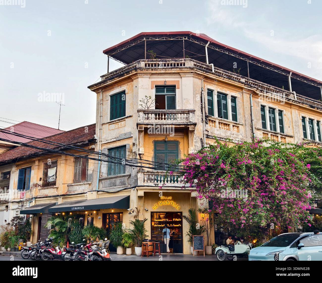 Le Manolis, ehemaliges Hotel, heute eine Bar und ein Restaurant im französischen Stil in einem alten französischen Kolonialgebäude in Phnom Penh, Kambodscha. Stockfoto