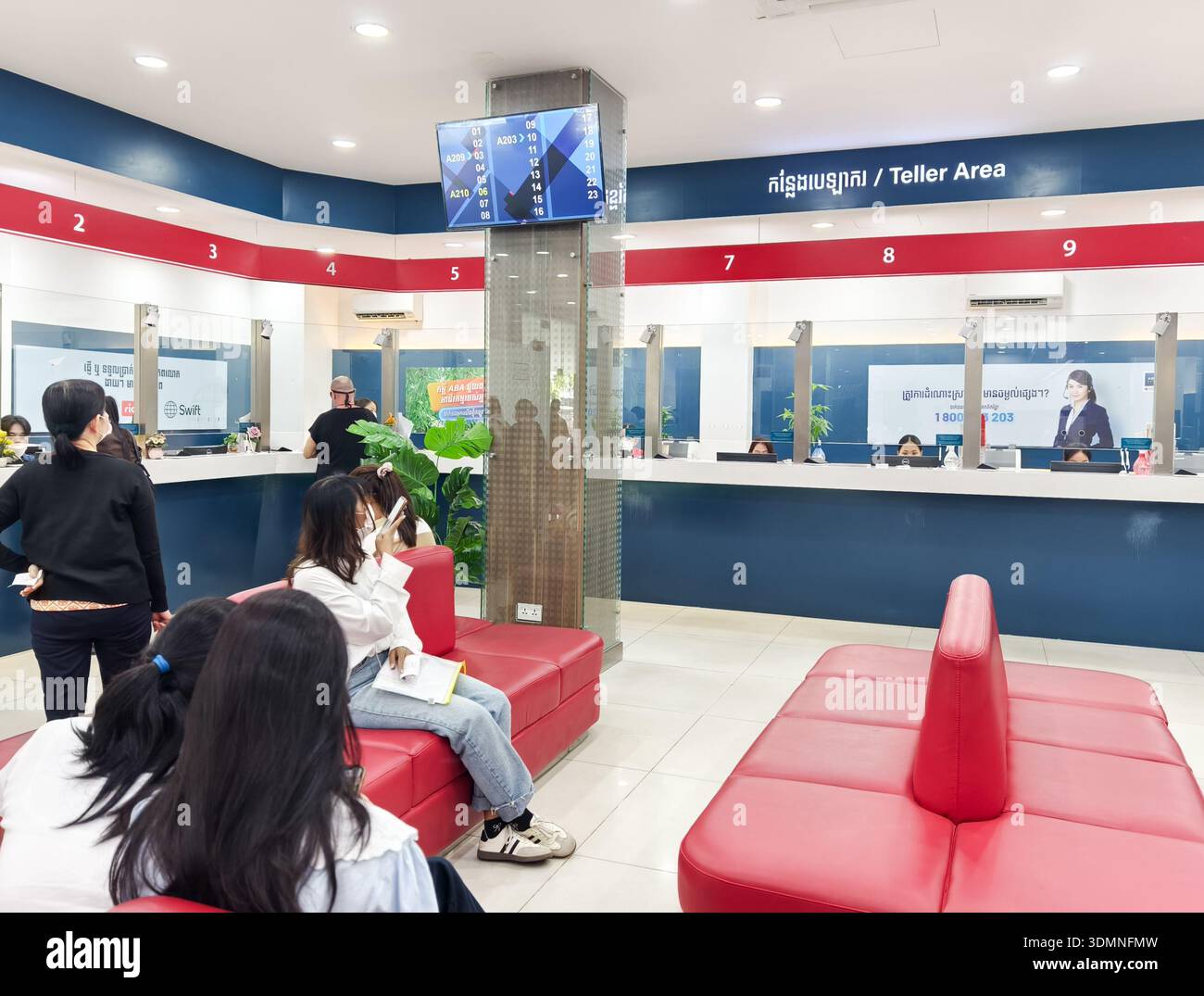Innenraum einer ABA Bank-Filiale in Kambodscha, Teller Area, Phnom Penh Stockfoto