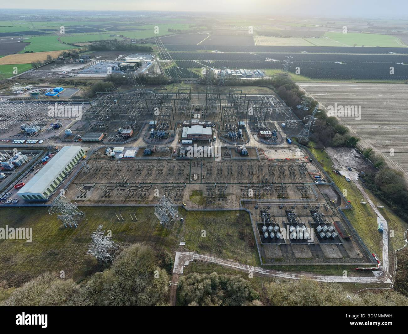 Luftaufnahme der National Grid Walpole Substation, einer Symphonie aus Metall und Kraft inmitten der weitläufigen Felder, Wisbech, Vereinigtes Königreich. Stockfoto
