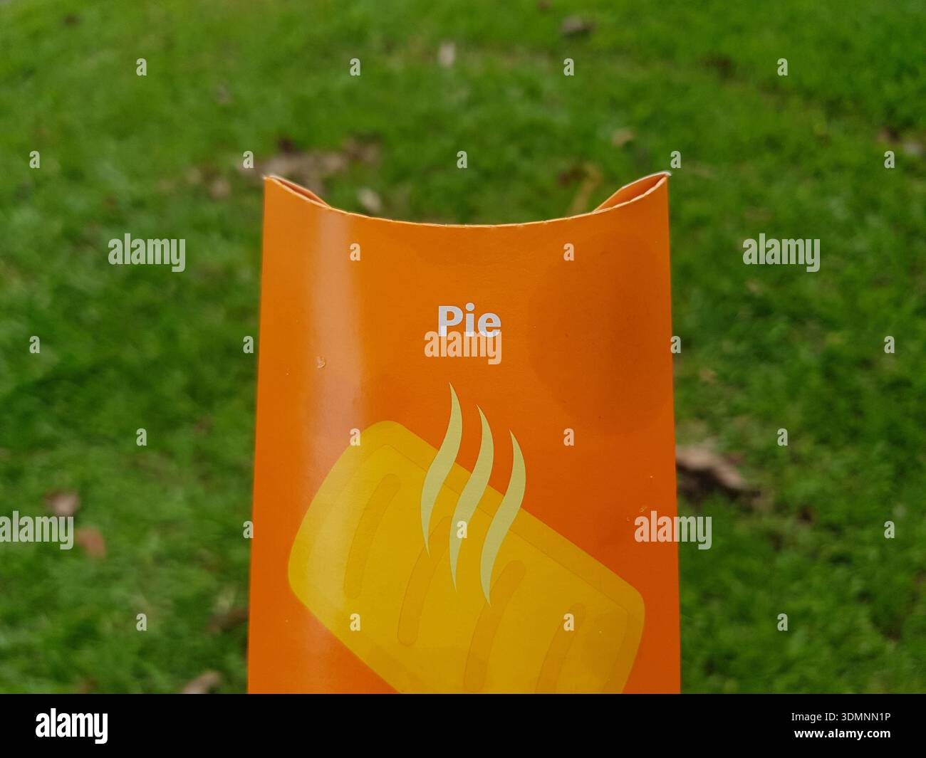 McDonalds Apfelkuchen wird in der Verpackung in Singapur gezeigt, Details auf einem grünen Grashintergrund Stockfoto