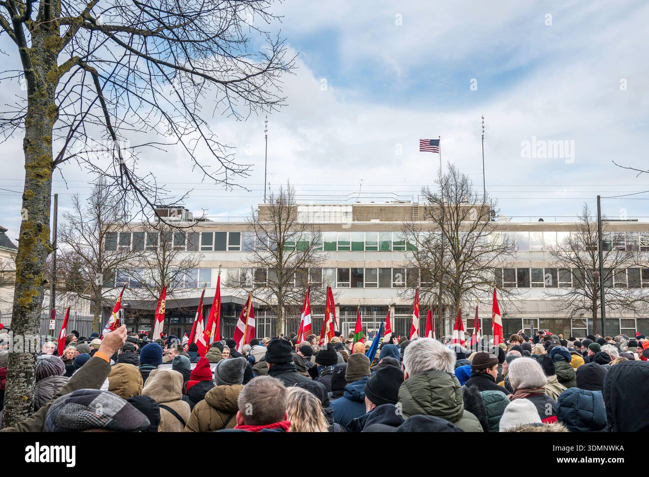 Kopenhagen, Dänemark. 31. Januar 2026. Veteranen demonstrieren mit Fahnen vor der US-Botschaft. "Worte können nicht erklären, wie sehr es uns schadet, dass die Stockfoto
