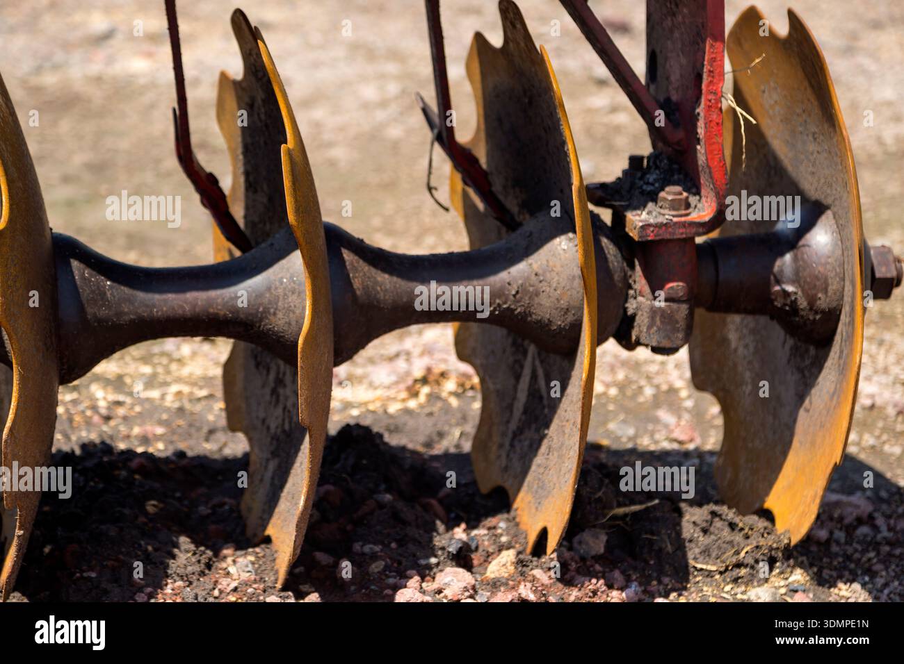 Verschiedene Aspekte von Traktorpflügen und anderen Maschinen, Irapuato, Guanjuato, Mexiko Stockfoto