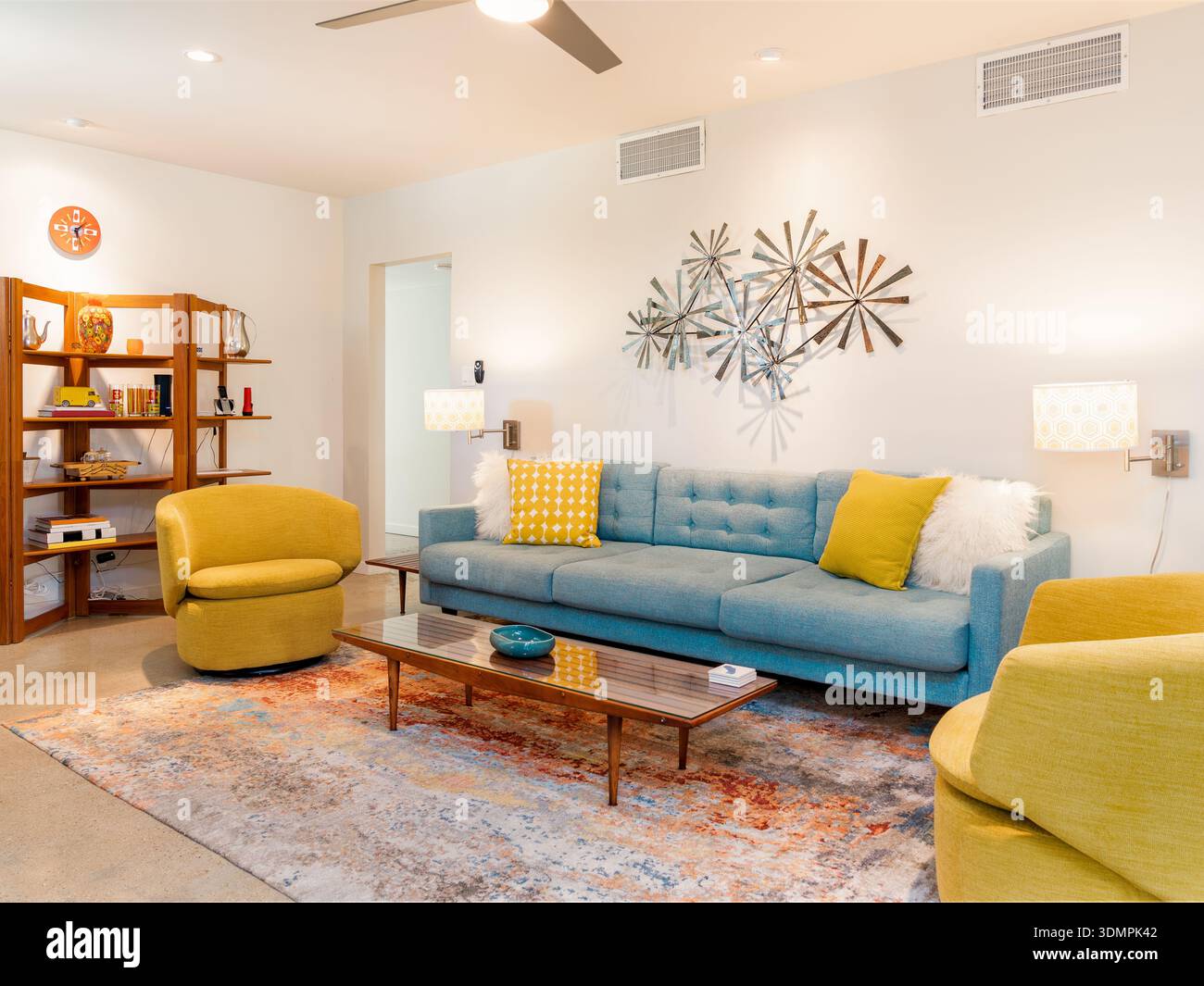 Modernes Wohnzimmer aus der Mitte des Jahrhunderts, Sofa, Stühle, Tisch. Palm Springs, kalifornischer Stil. Stockfoto