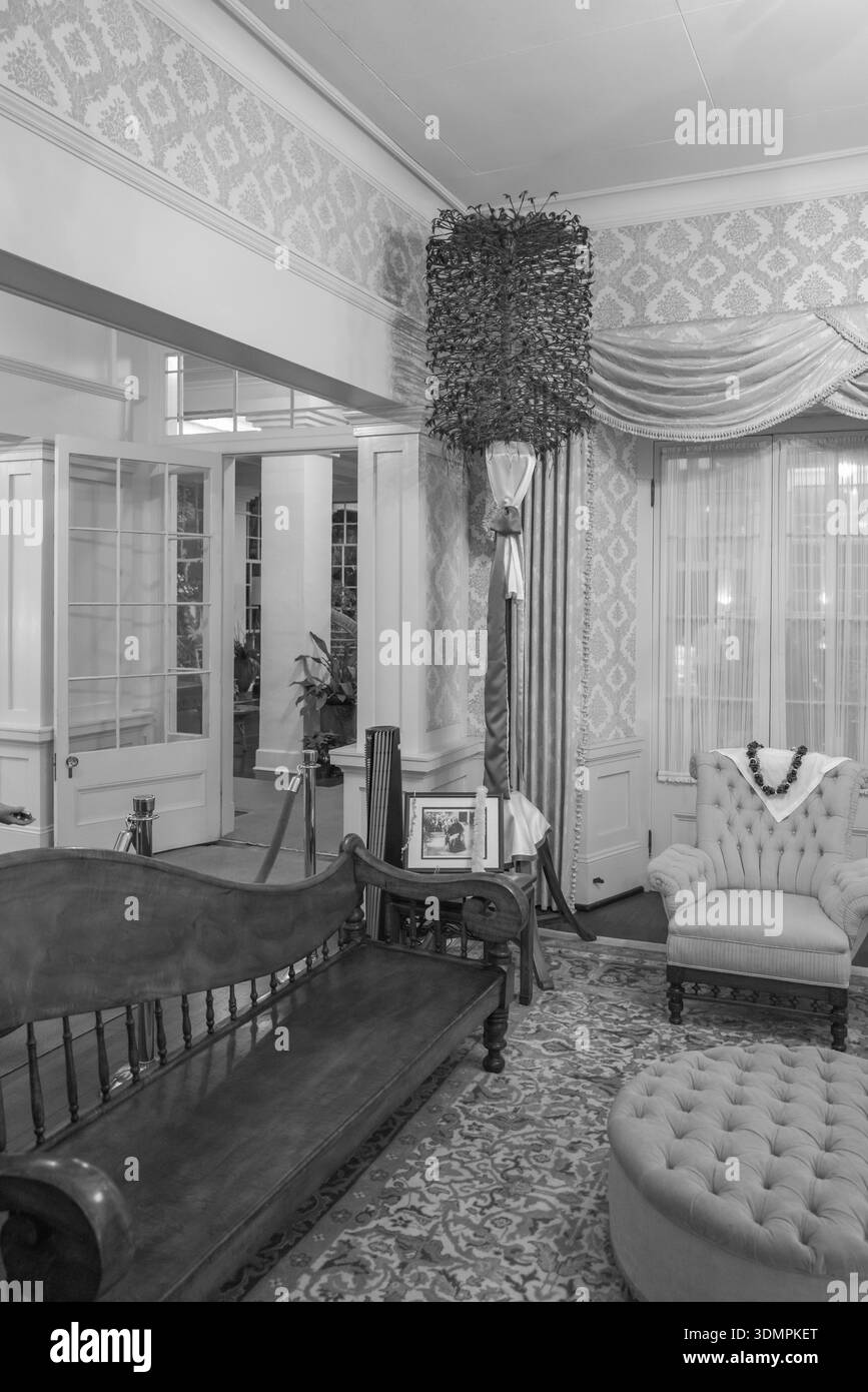 Der Innenblick des Washington Place in Honolulu, Hawaii, zeigt die kunstvollen Details und die traditionelle Einrichtung der Residenz. Das Zimmer verfügt über eine Stockfoto