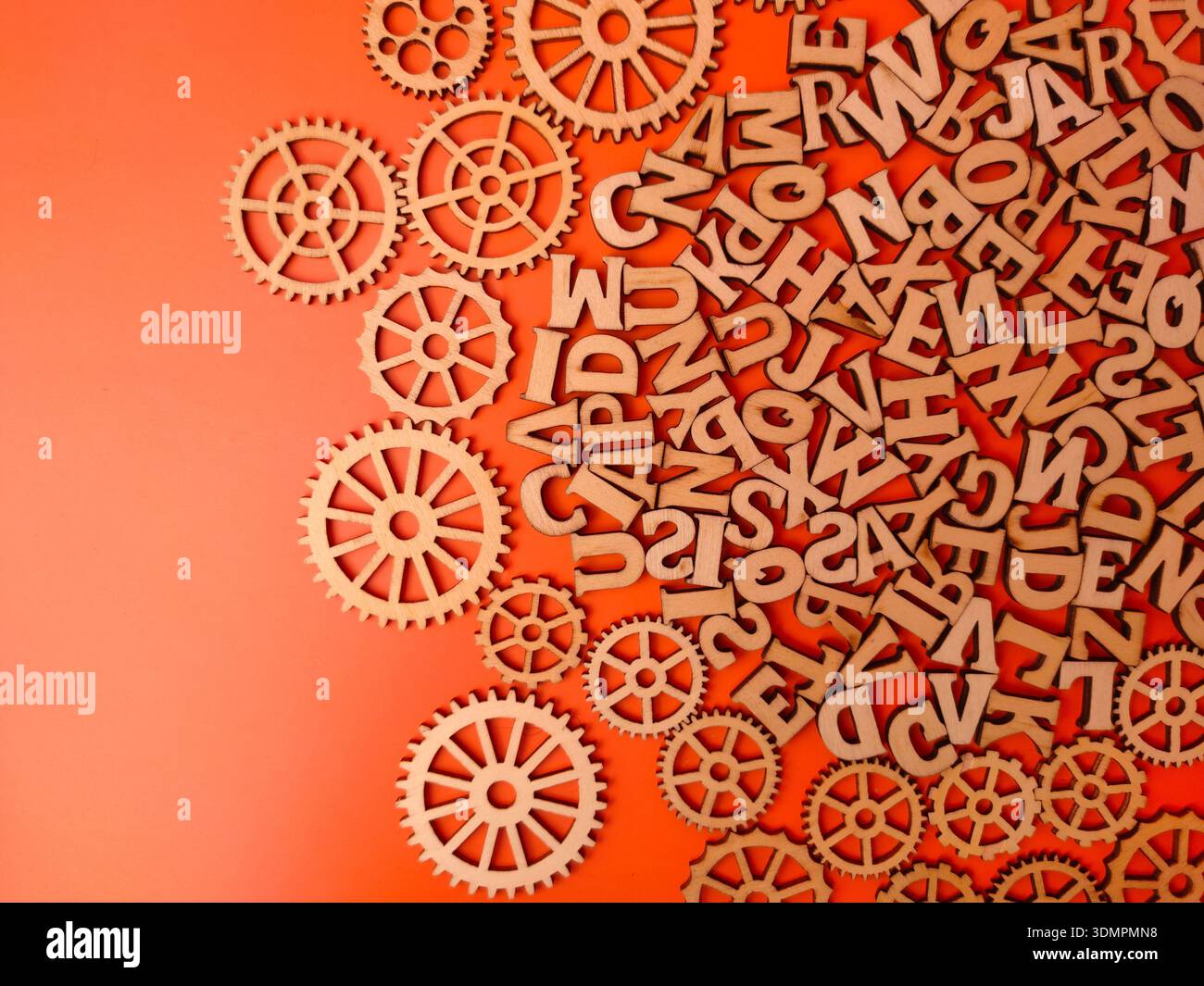 Hölzerne Zahnräder und Buchstaben für Konzepte im Zusammenhang mit Bildung, Innovation und systematischem Denken. Stockfoto