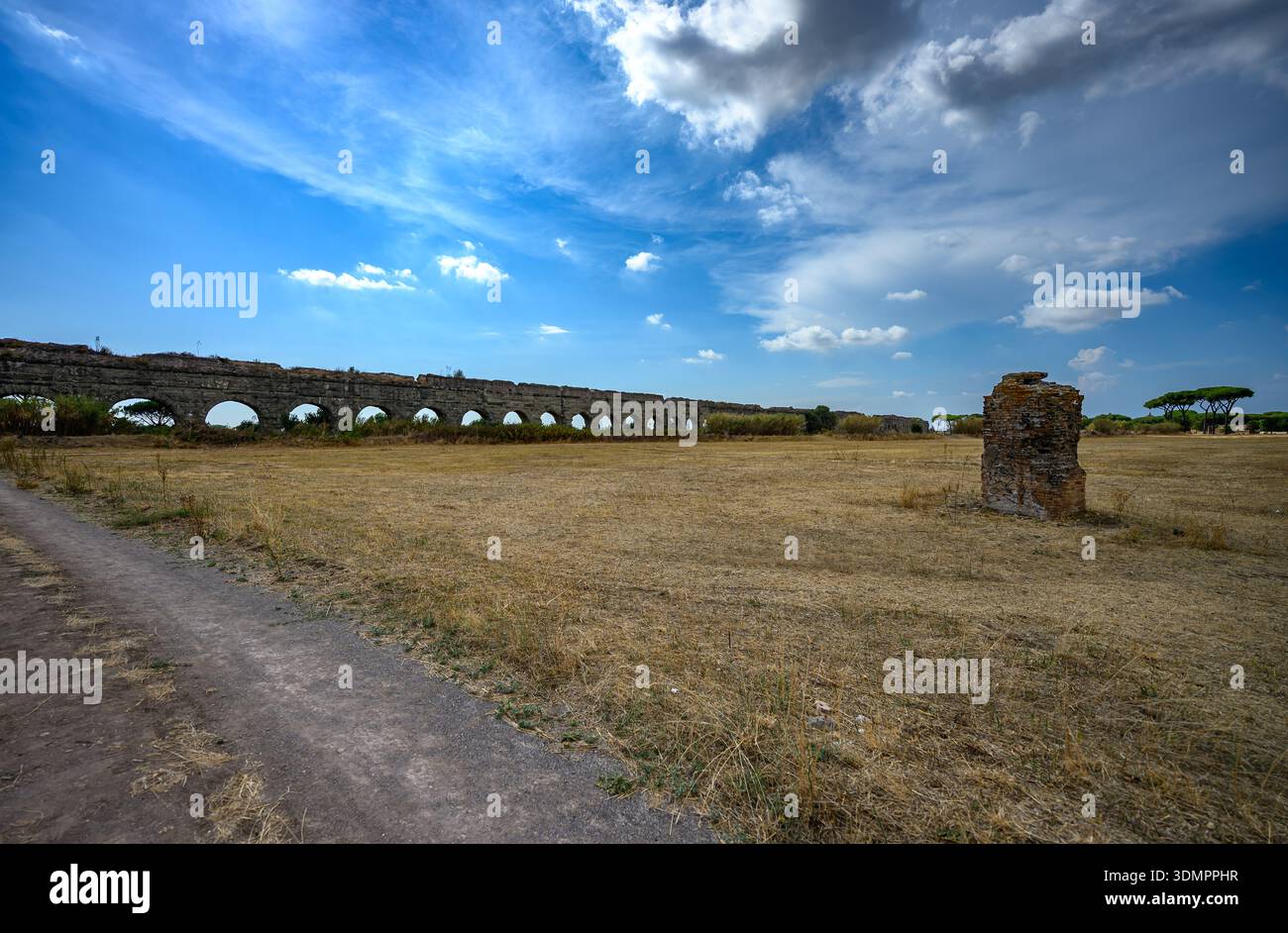 Steinbögen eines antiken römischen Aquädukts stehen auf offenem Gelände im Parco degli Acquedotti, Rom, Italien. Stockfoto