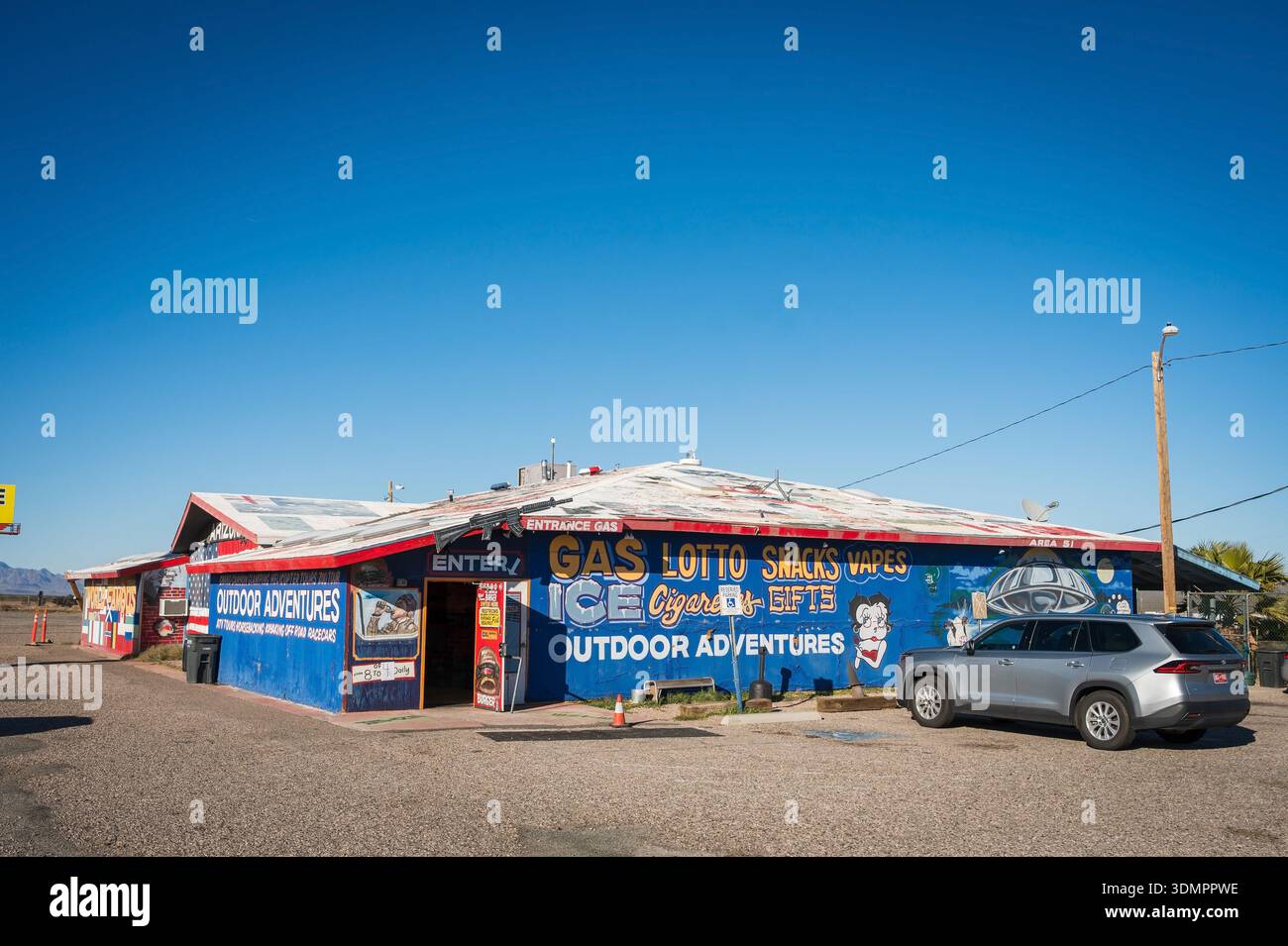 Straßenmarkt, Waffenladen und Waffenstand entlang des Highway 93, südlich von Las Vegas Nevada, USA. Stockfoto