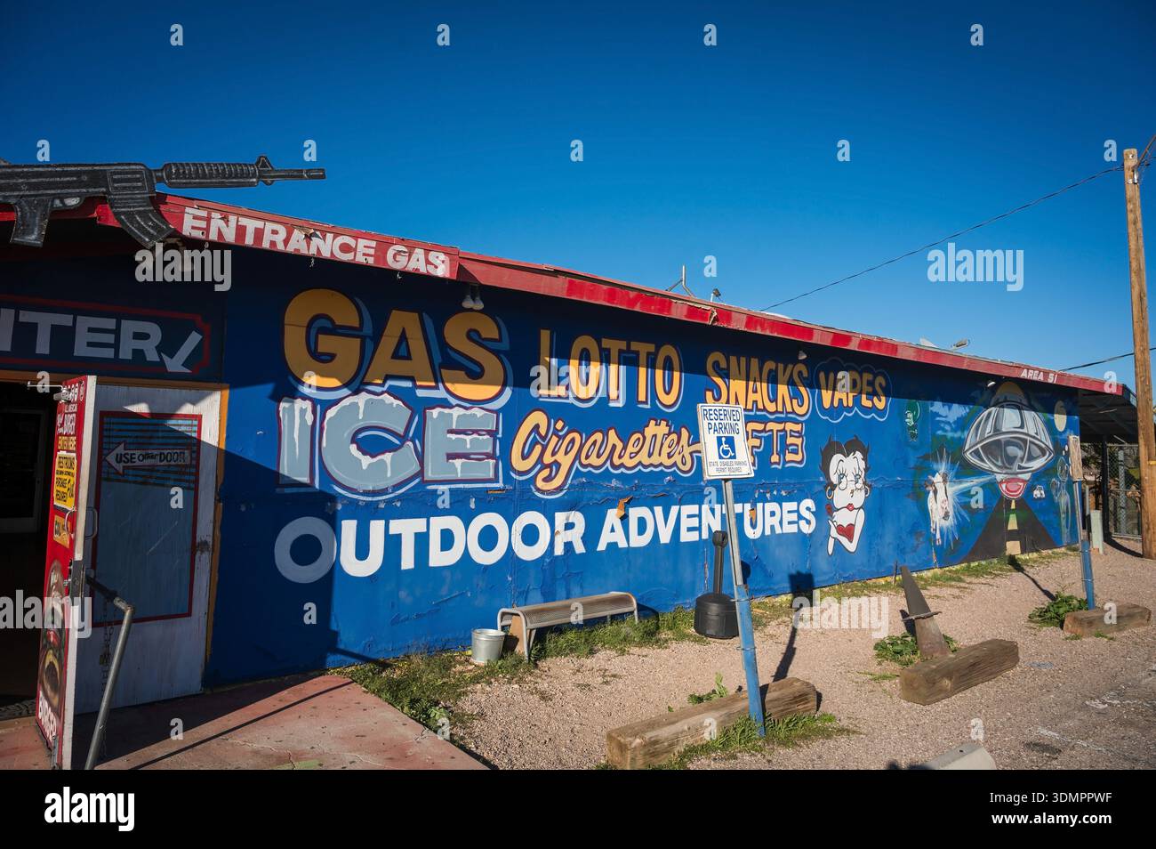 Straßenmarkt, Waffenladen und Waffenstand entlang des Highway 93, südlich von Las Vegas Nevada, USA. Stockfoto