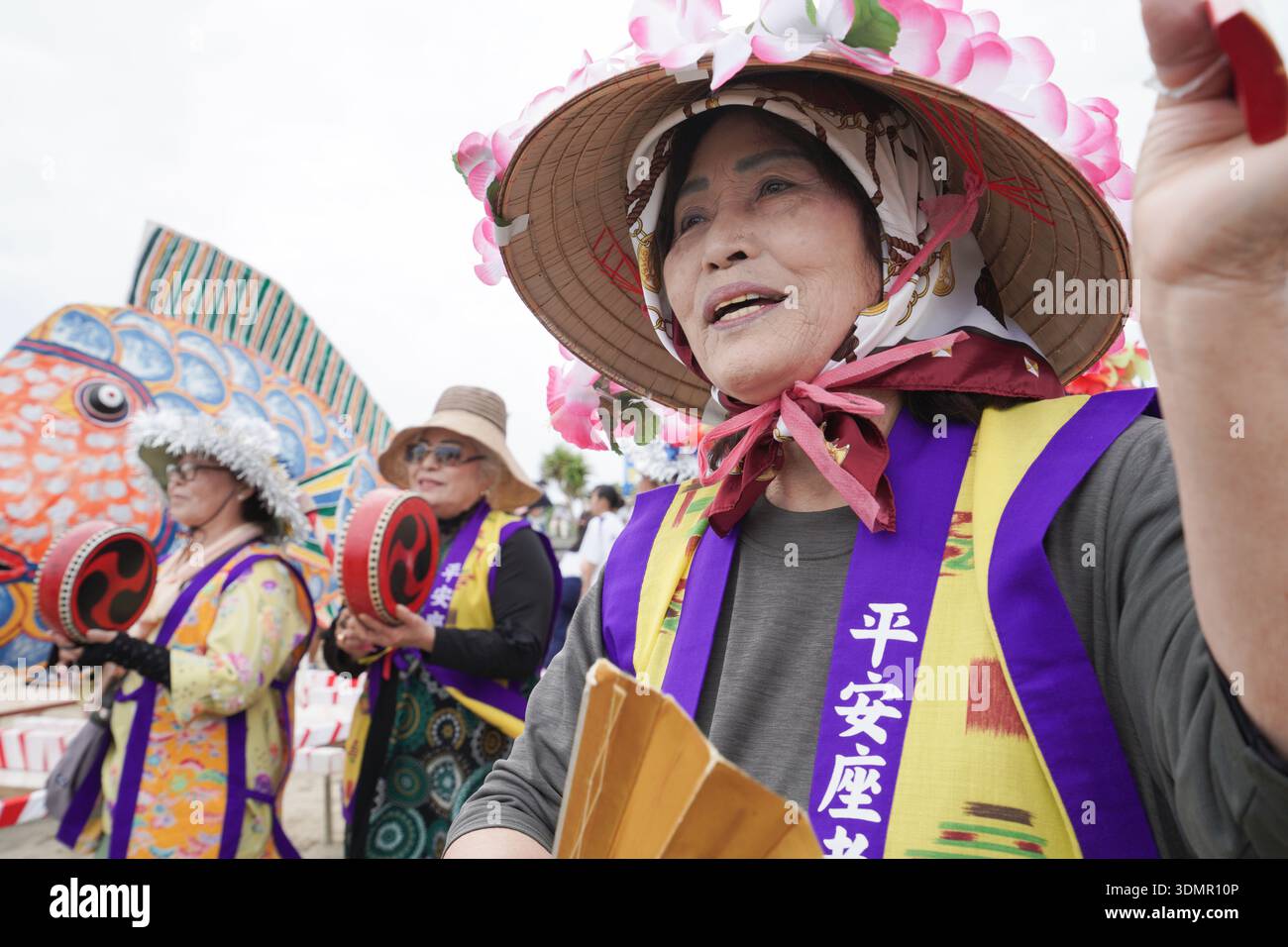 Das Sanguwacha Festival findet auf der Insel Henza in Okinawa, Japan statt. Ritual, das die Praxis der Säuberung im Ozean kombiniert, und Gebete für eine reichliche Ernte Stockfoto