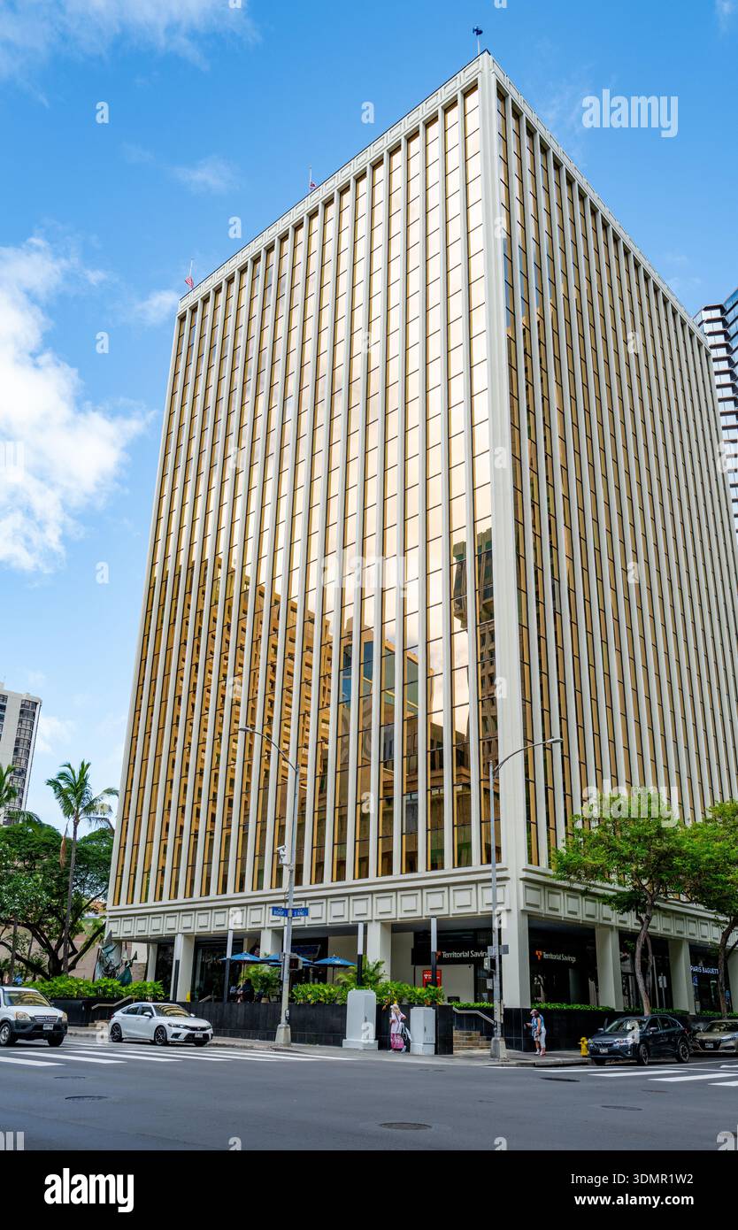 Das Territorial Savings Bank Gebäude in der Bishop Street 1000 in der Innenstadt von Honolulu mit seinen einzigartigen goldgetönten reflektierenden Glasfenstern. Stockfoto