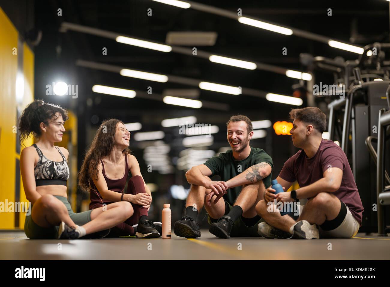 Nach dem Training im Fitnessstudio können Sie sich während der Nachmittagsstunden entspannen und lachen Stockfoto