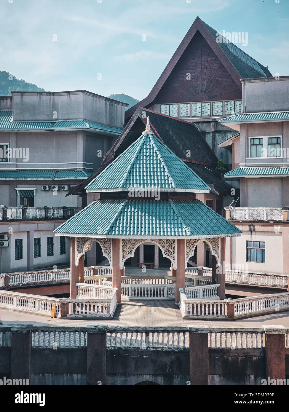 Traditionelle malaiisch inspirierte Architektur der Kulliyyah of Engineering im IIUM Gombak. Verfügt über einen mehrstufigen, türkisfarbenen Dachpavillon und akademische Gebäude Stockfoto