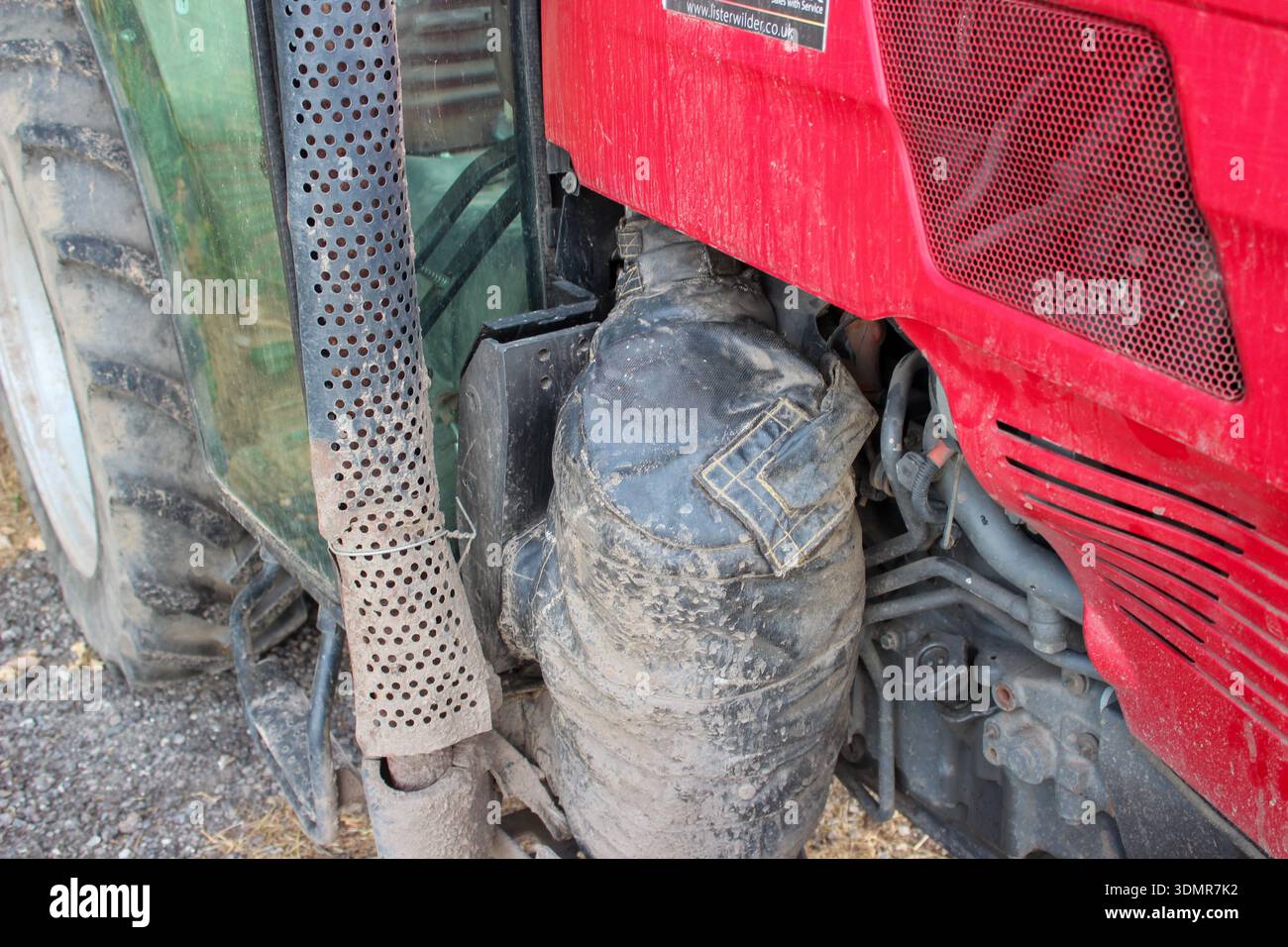 Rote Traktordetails – Nahansicht. Stockfoto
