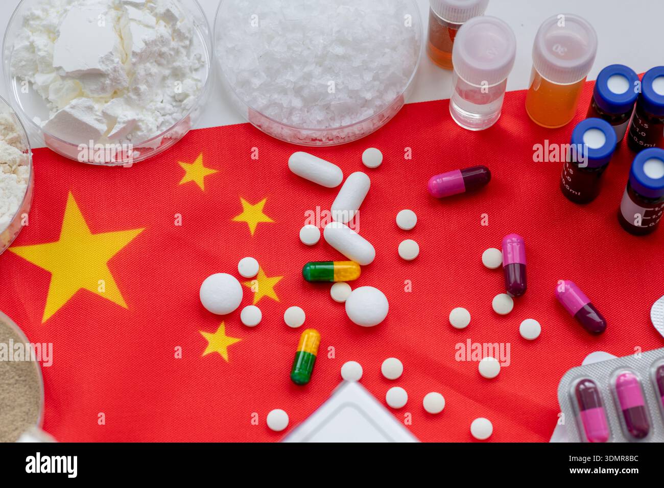 Ein chinesisches Arzneimittelherstellungs-, Arzneimittelkonzept mit Nahaufnahme von Arzneimittelgrundstoffen in Tabletts und verschiedenen losen und verpackten Tabletten und Stockfoto