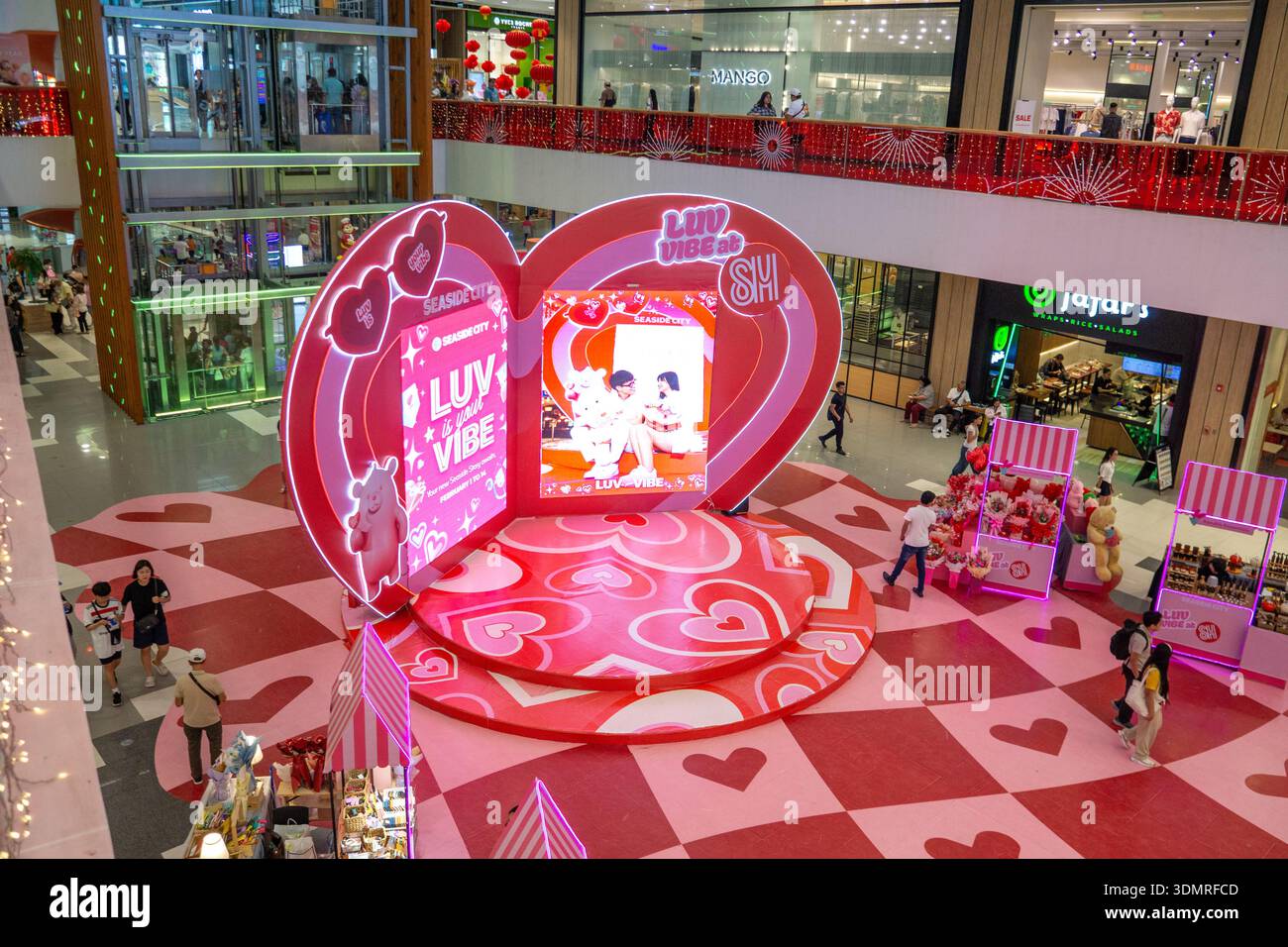 Große Valentinstag-Werbeausstellung im modernen Einkaufszentrum mit Herzdekoration und Fotobereich, die Käufer in Cebu Philippinen anlockt Stockfoto
