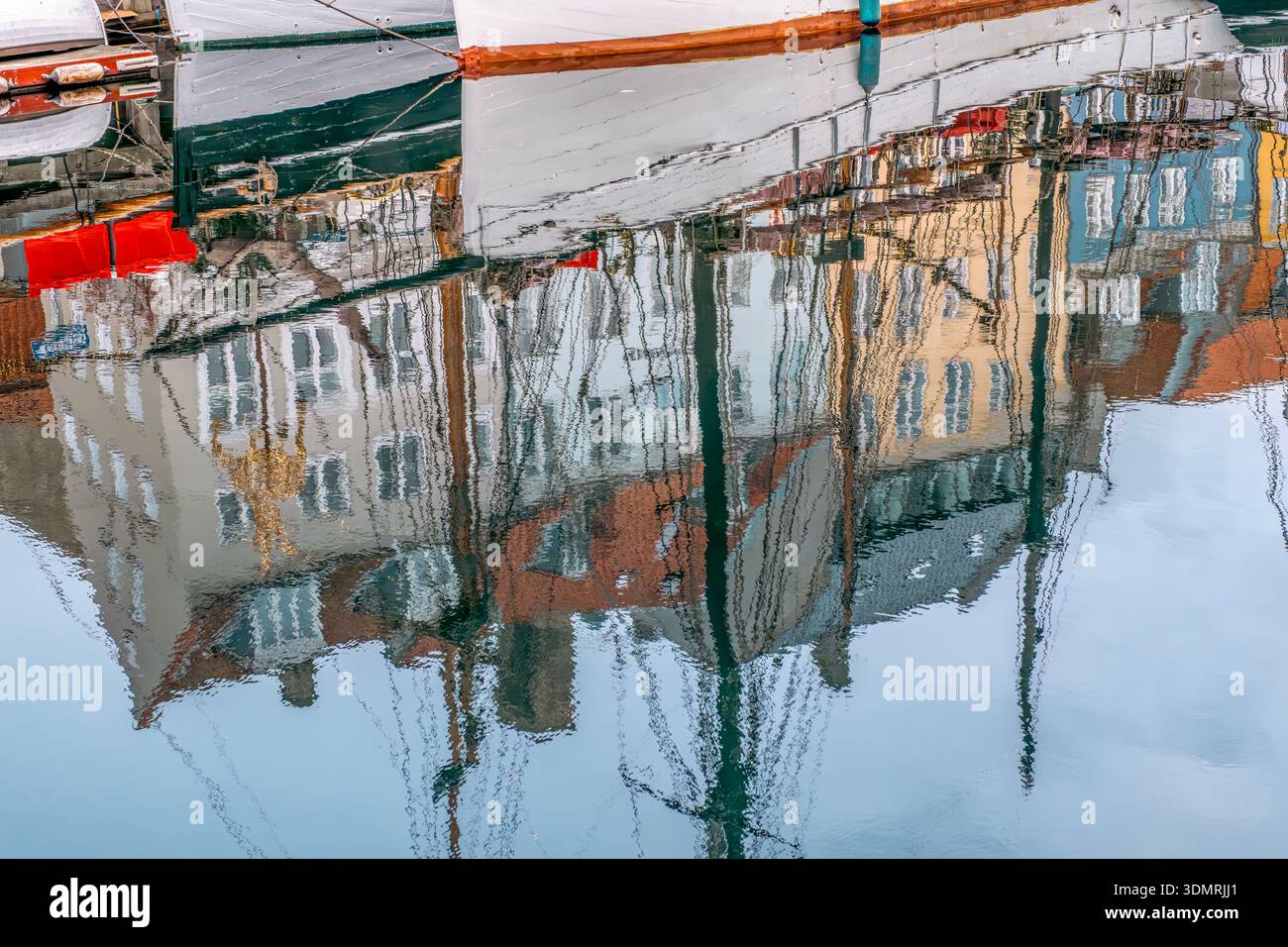Abstrakte Wasserreflexion von bunten Häusern und Bootsmasten, Nyhavn-Kanal, Kopenhagen Stockfoto