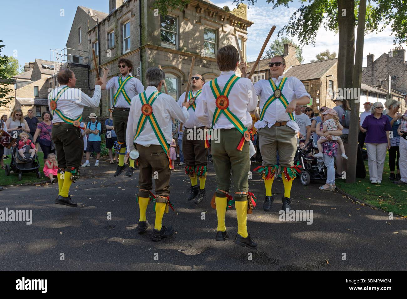 Morris tanzen beim Saddleworth Rushcart Festival im Dorf Uppermill. Stockfoto