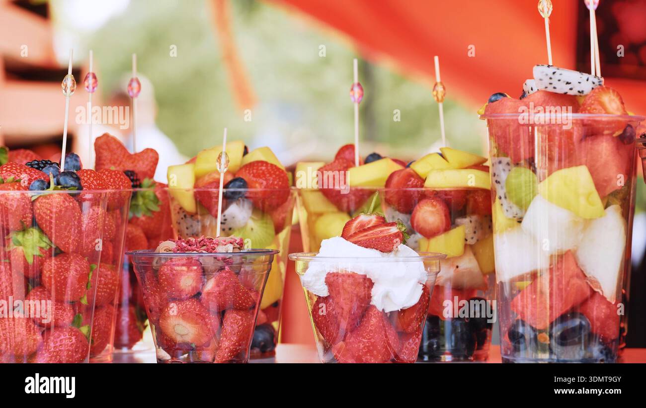 Auswahl an frischen Obstsalaten, gesunden Beerentassen und gemischten tropischen Früchten Stockfoto