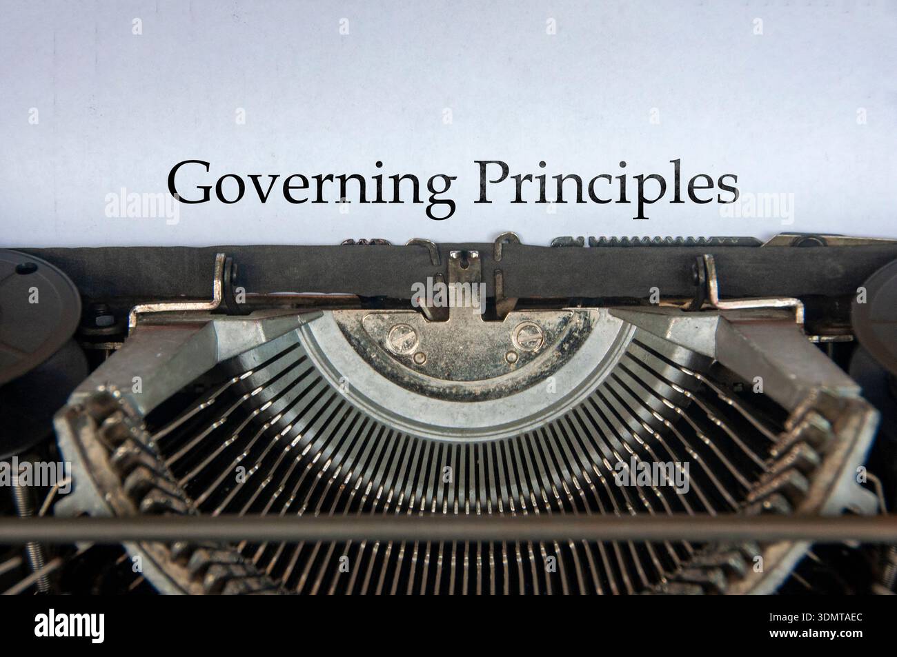 Visuelle Darstellung von Steuerungsgrundsätzen, die auf Regeln basierende Compliance-Integrität und organisatorische Kohärenz symbolisieren Stockfoto