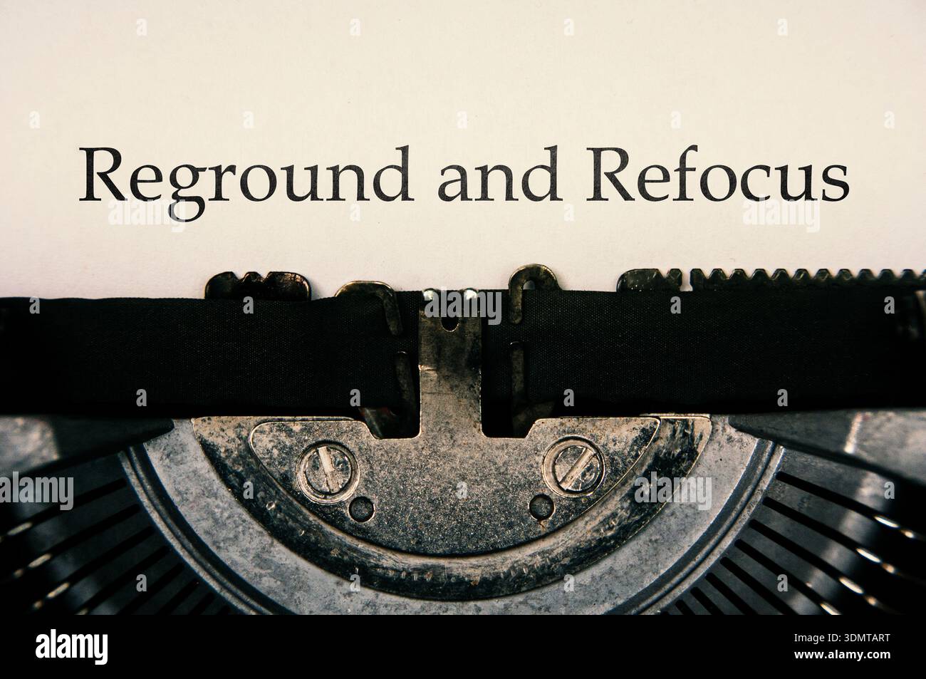 Visuelles Nachbesprechen und Neufokussieren symbolisiert strategische Pause Neuausrichtung Stabilität und erneuerte Unternehmensführung Stockfoto