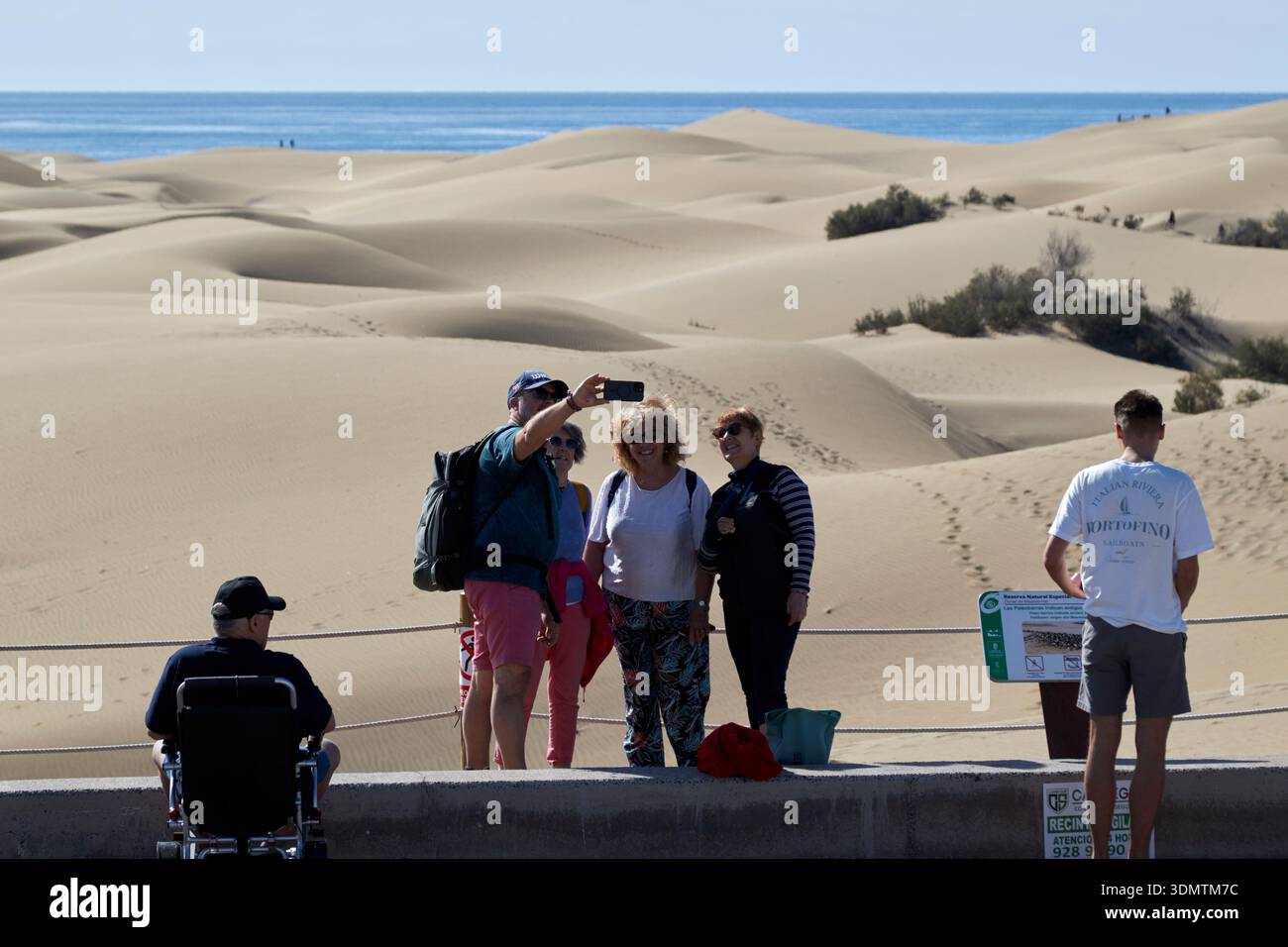 Touristen machen Fotos am Aussichtspunkt maspalomas gran canaria, kanarischen Inseln, spanien Stockfoto