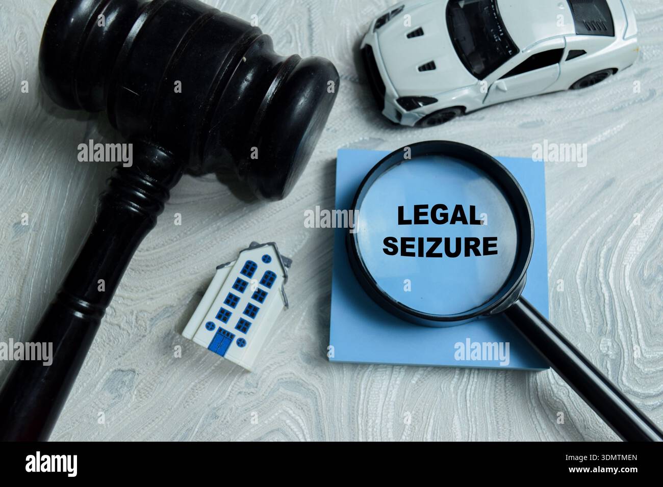 Das Konzept der Beschlagnahme auf Haftnotizen isoliert auf Holztisch. Darstellung von Strafverfolgungs-, Eigentums- und strafrechtlichen Folgen Stockfoto