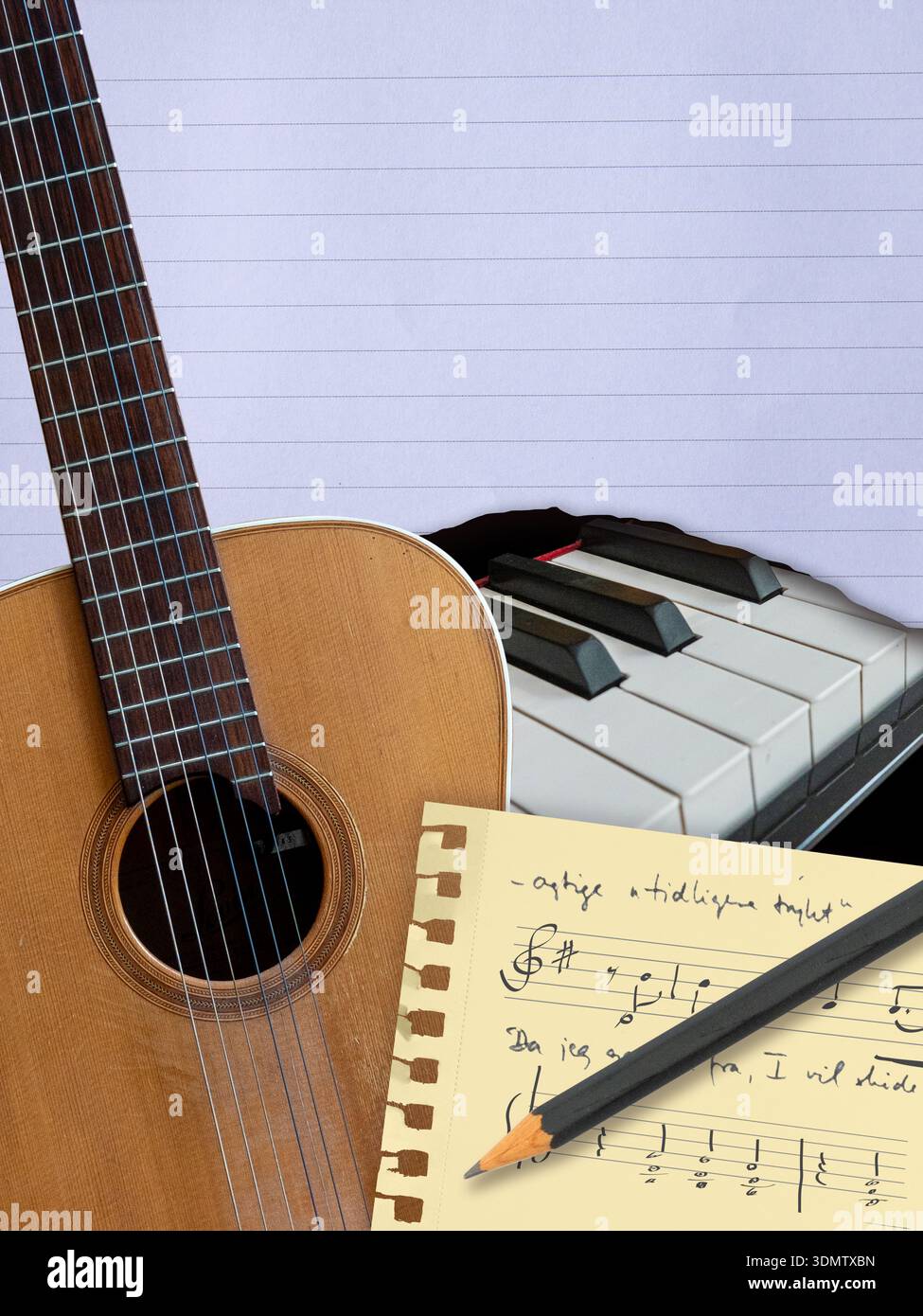 Collage aus Akustikgitarre, Klaviertasten, liniertem Papier, Bleistift und einem Blatt gelbem Papier mit handgeschriebenen Noten mit Kopierraum. Stockfoto