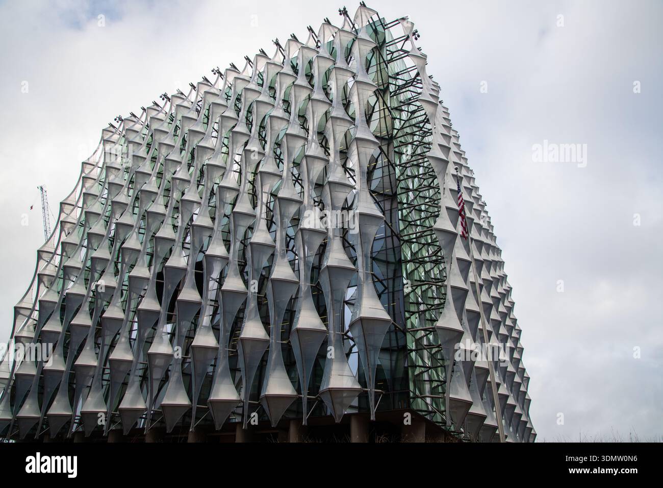 Außenansicht der Botschaft der Vereinigten Staaten in Nine Elms, London, ein modernes diplomatisches Gebäude, das internationale Beziehungen, Politik und Sicherheit symbolisiert Stockfoto