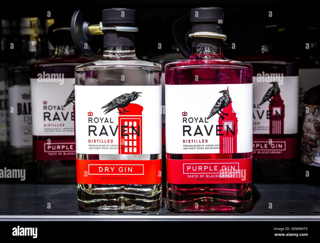 Samara, Russland - 25. Mai 2025: Royal Raven Gin in einer Glasflasche im Regal eines Supermarktes. Starke alkoholische Getränke Stockfoto