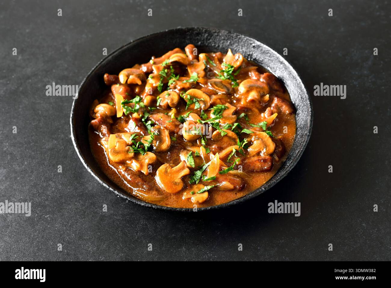 Rinderstroganoff mit Pilzen in der Pfanne Stockfoto