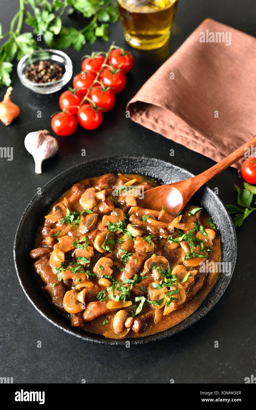 Rinderstroganoff mit Pilzen in der Pfanne Stockfoto
