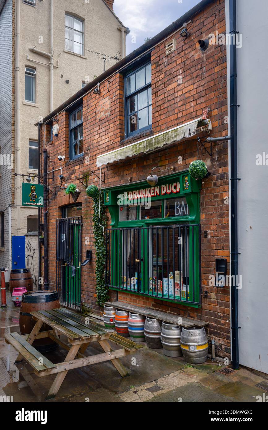 Gloucester, Gloucestershire - der kleinste Pub in Gloucester, The Drunken Duck, befindet sich in der Bull Lane in der Nähe der Westgate Street Stockfoto