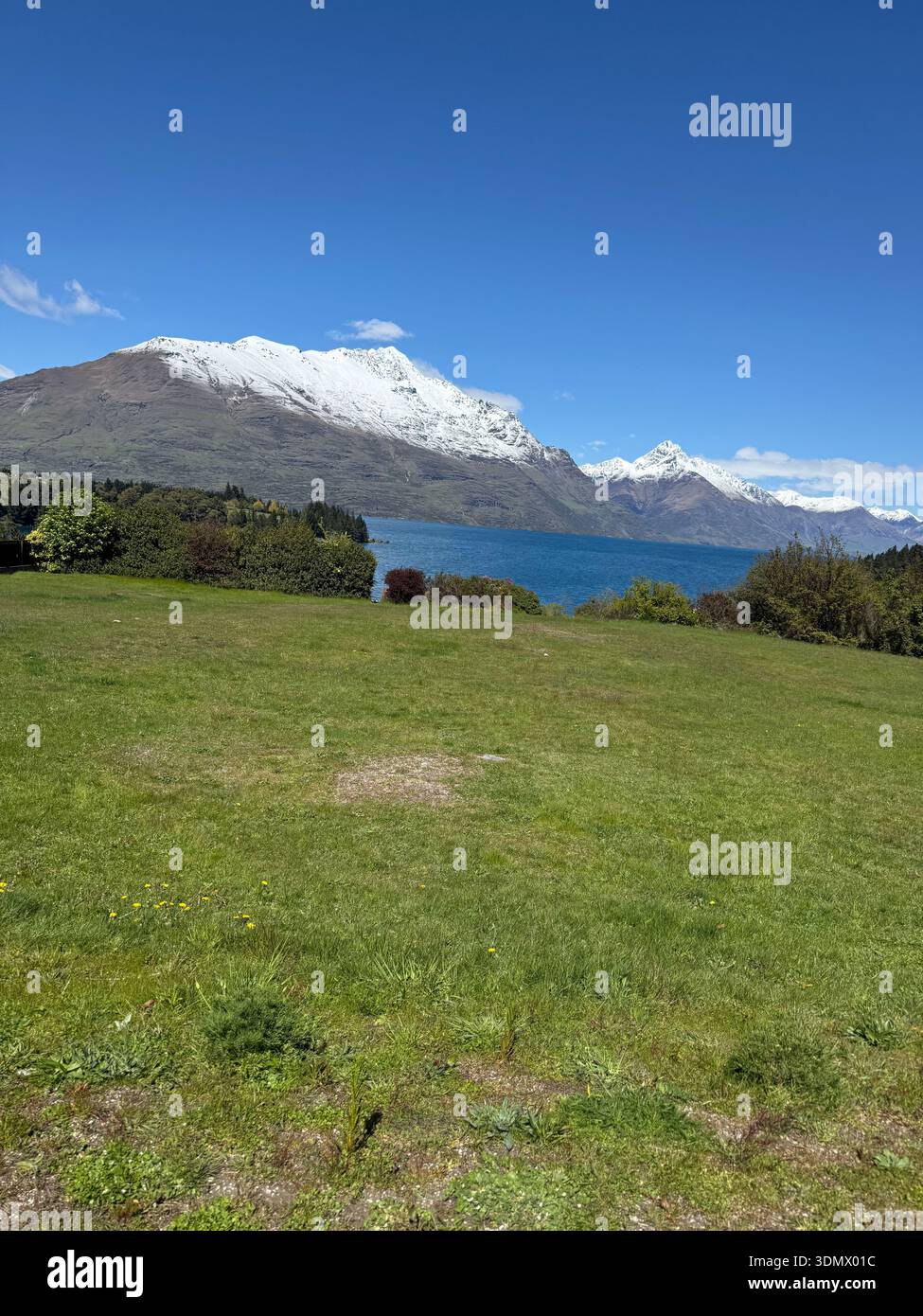 Wunderschöne Landschaft mit Fluss und Berg - Smartphone-aufgenommenes Stockfoto