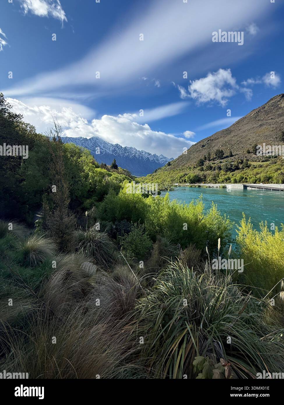 Wunderschöne Landschaft mit Fluss und Berg - Smartphone-aufgenommenes Stockfoto