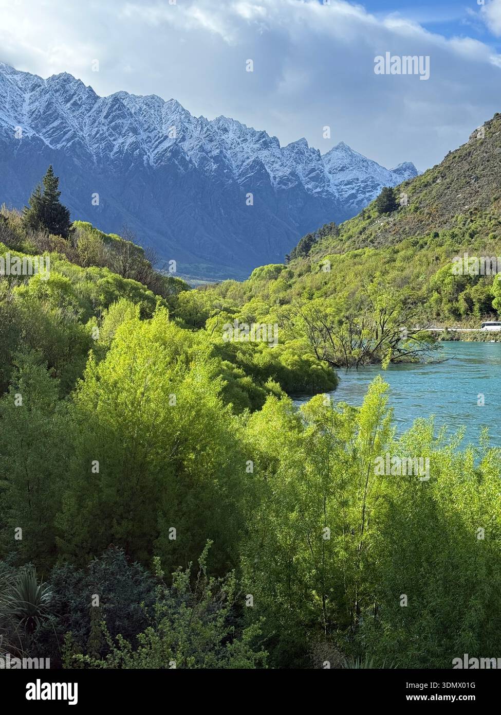 Wunderschöne Landschaft mit Fluss und Berg - Smartphone-aufgenommenes Stockfoto