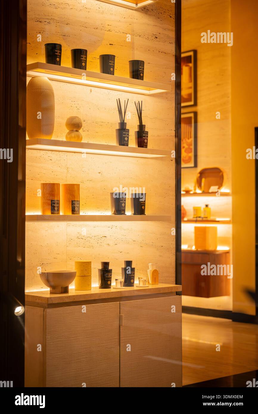 Mailand, Italien - 2026, 3. Februar: Die Düfte und Düfte von Acqua di Parma werden elegant in einem leuchtenden, modernen Boutique-Fenster mit luxuriösem goldenem A präsentiert Stockfoto