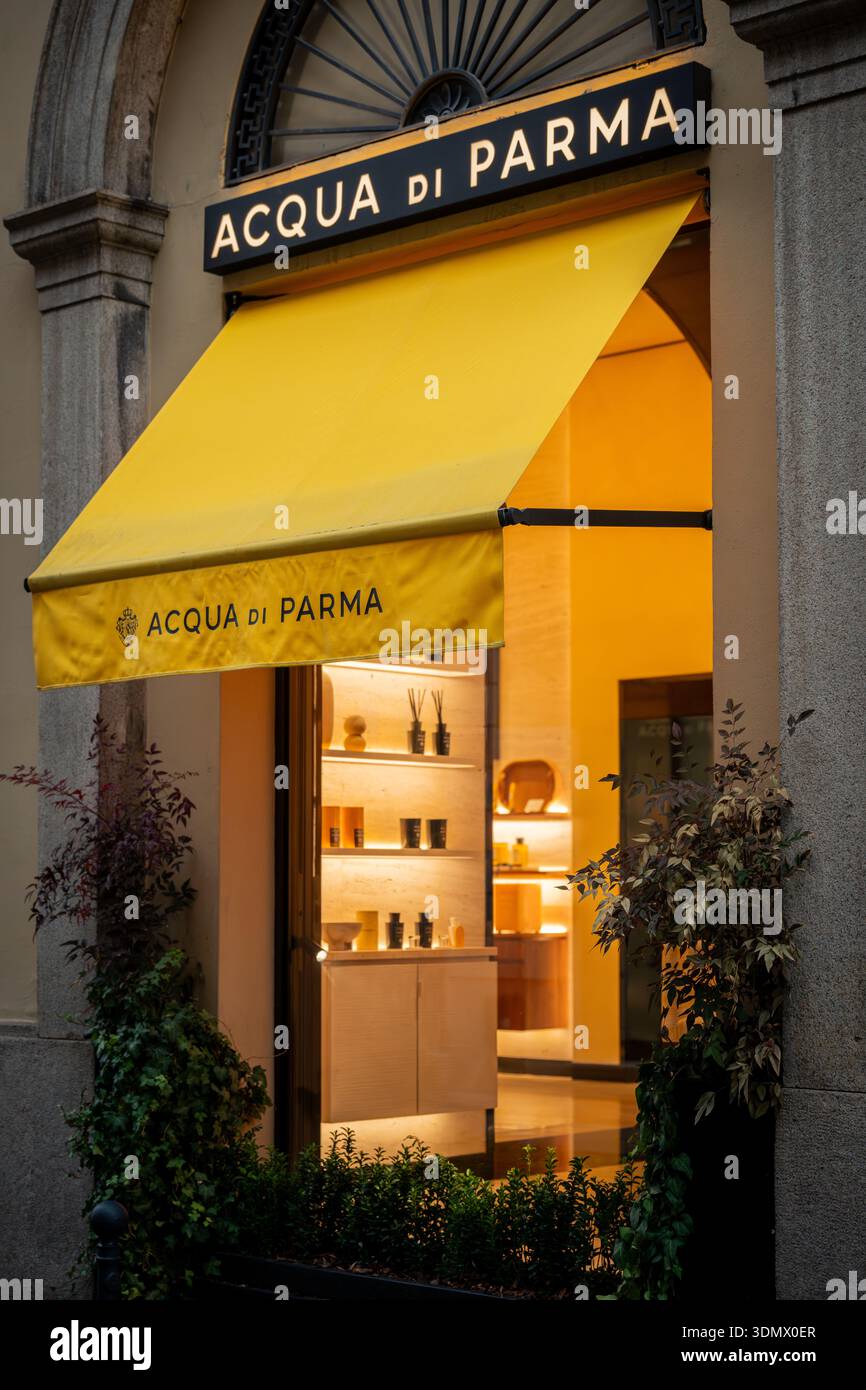 Mailand, Italien - 2026, 3. Februar: Elegante Ladenfront Acqua di Parma mit leuchtend gelbem Markise und luxuriösem Duftdisplay, das die raffinierte italienische Küche hervorhebt Stockfoto