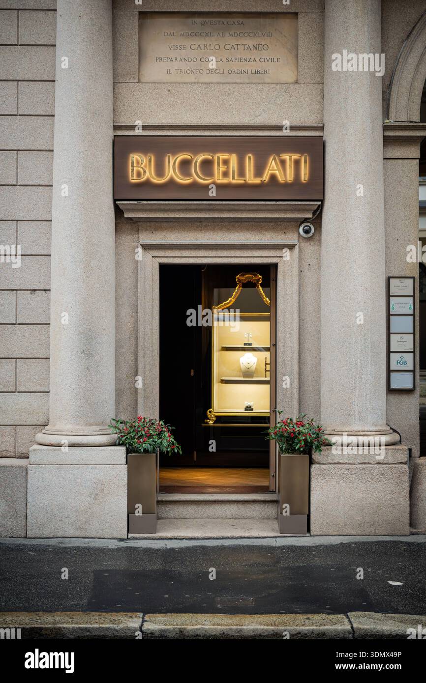 Mailand, Italien - 2026, 3. Februar: Eleganter Eingang des Luxusgeschäfts Buccellati mit goldenen Schildern, Steinsäulen und raffiniertem Schmuck in Mailands Prestigi Stockfoto