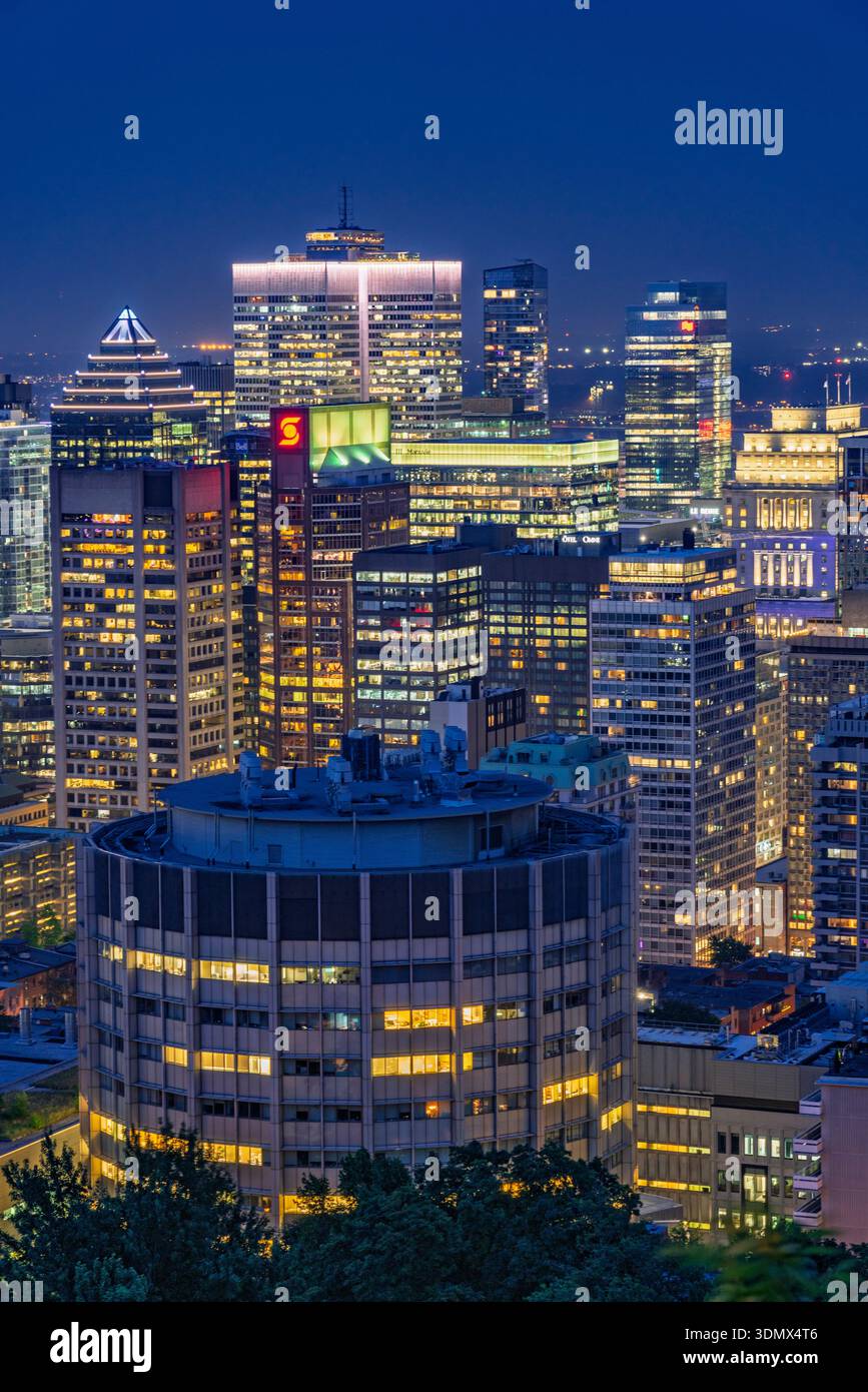 Die Skyline der Stadt bei Nacht vom Mount Royal in Montreal, Quebec, Kanada. Stockfoto