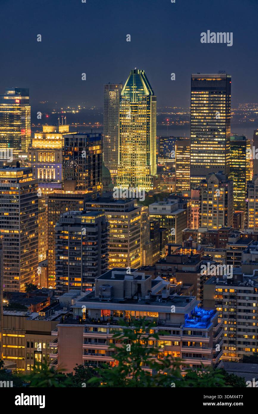 Die Skyline der Stadt bei Nacht vom Mount Royal in Montreal, Quebec, Kanada. Stockfoto