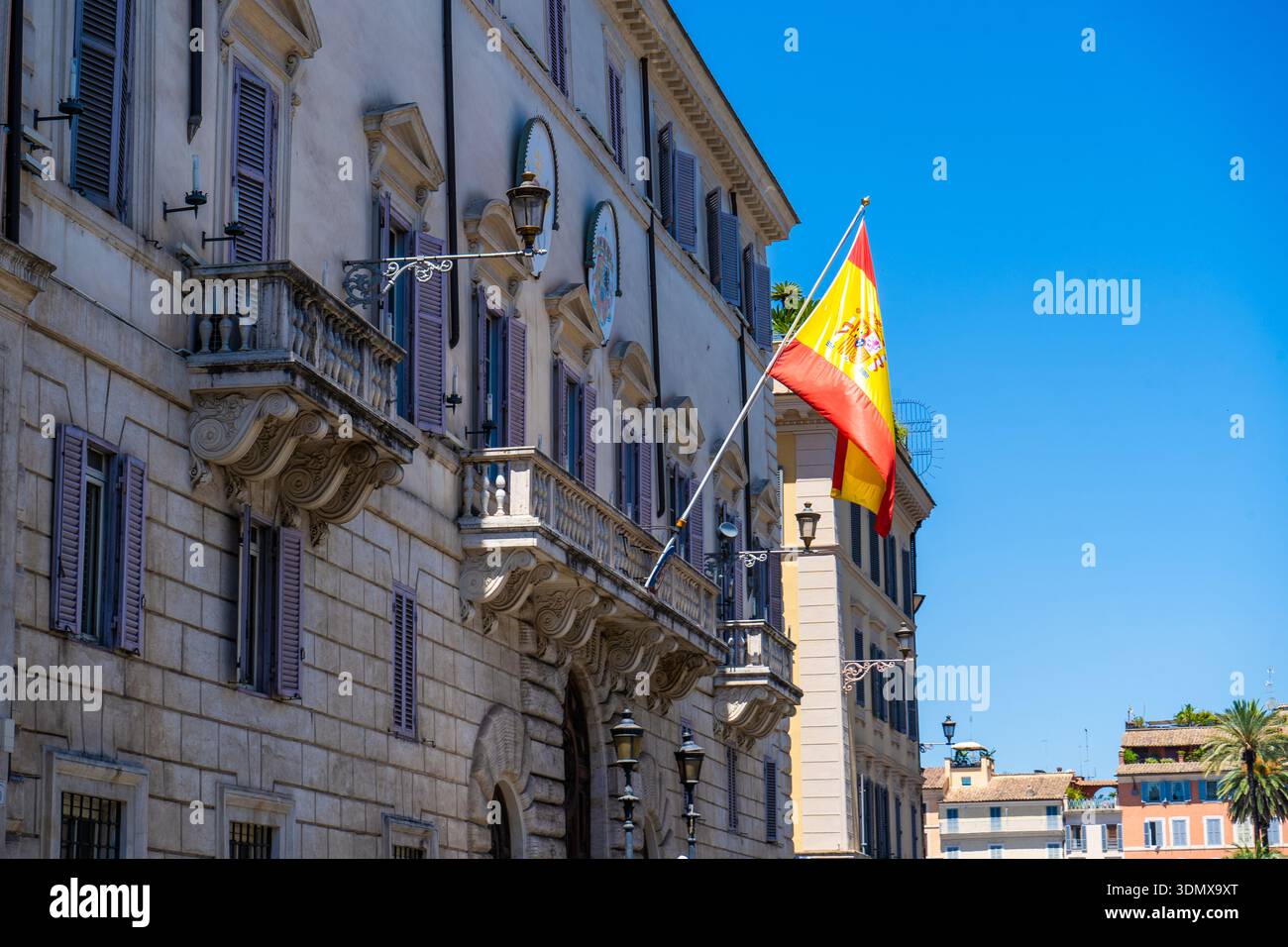 Flagge des Palazzo di Spagna bei der spanischen Botschaft in Rom. Alte Architekturstraße. Spanien Platz. Spanien Platz in Italien, Rom - 12. Juli 2025 Stockfoto