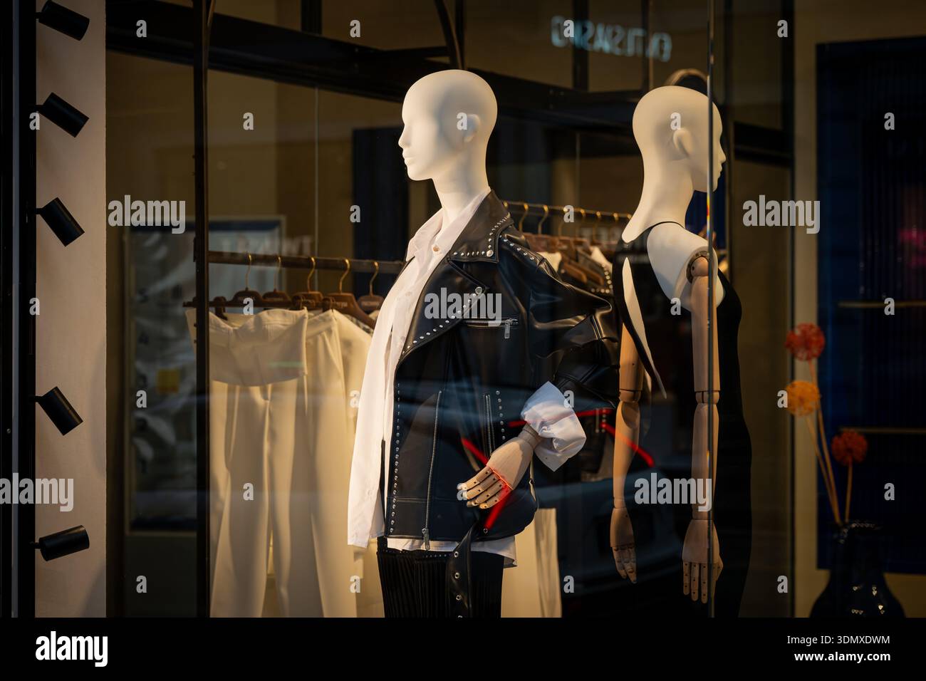 Mailand, Italien - 2026, 3. Feb.: Francomina FW25-Schaufenster mit schicken monochromen Outfits und modernem Design in luxuriöser Boutique-Umgebung Stockfoto