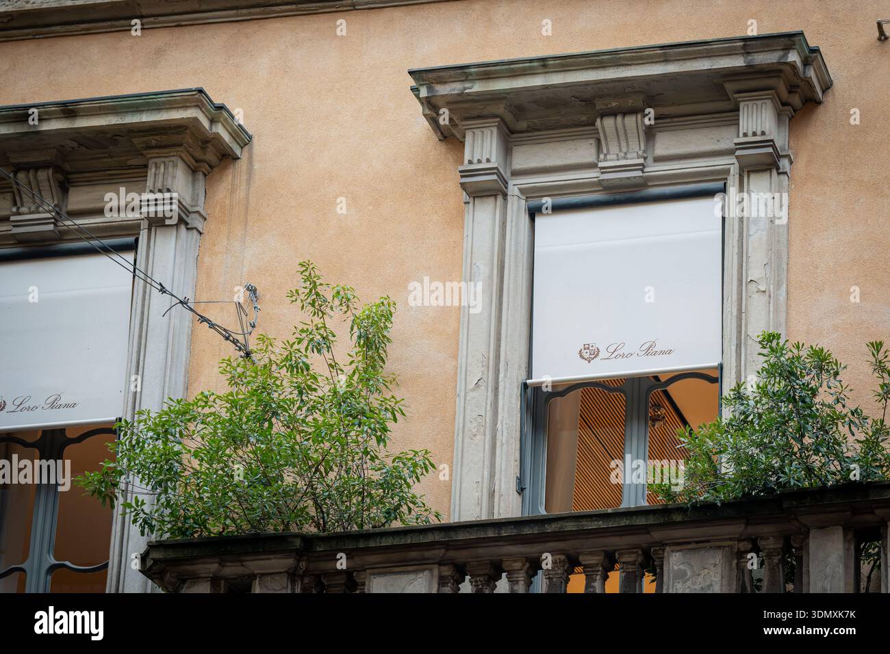 Mailand, Italien - 2026, 3. Februar: Die Boutique-Fassade des Loro Piana FW25 vereint luxuriöse Architektur, raffinierte Details und elegantes Branding für einen raffinierten Touch Stockfoto