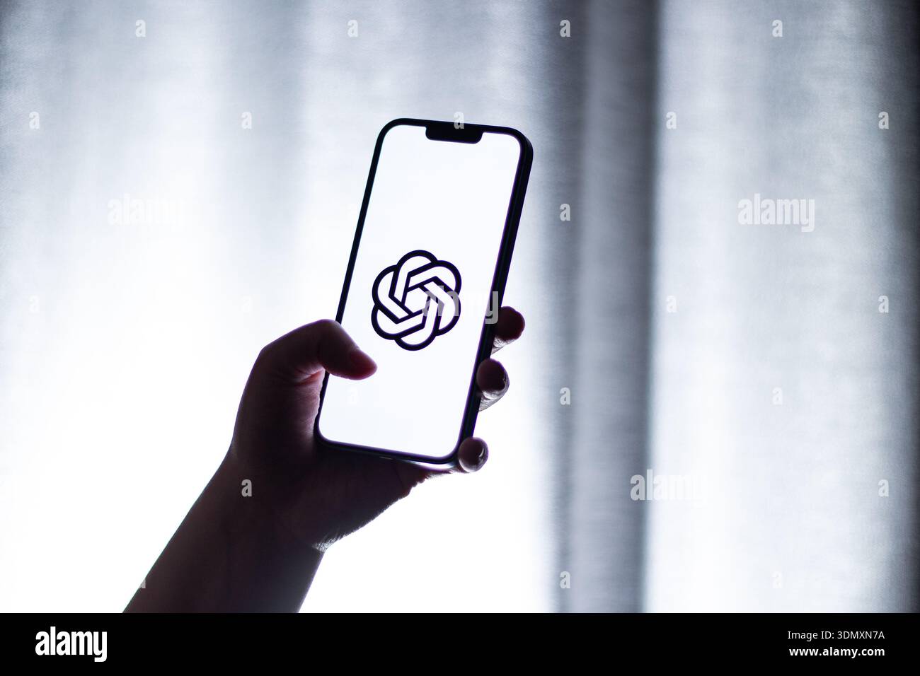 Kaliningrad, Russland - 12.11.2025. Frau hält das Smartphone und zeigt das Chat GPT-Logo auf dem Bildschirm. Virtuelle AI-Assistent-App Stockfoto