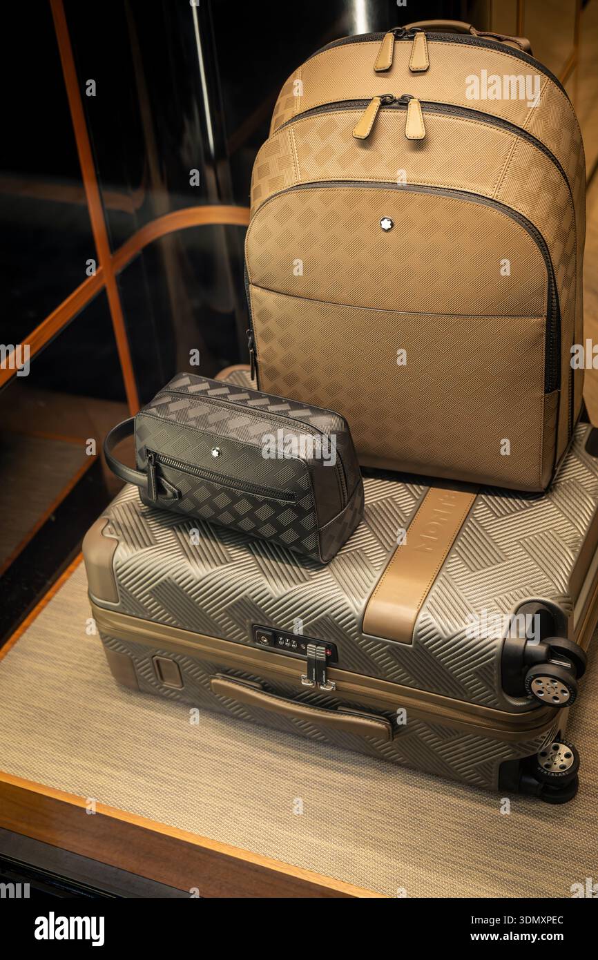 Mailand, Italien - 2026, 3. Februar: Das luxuriöse Gepäckset Montblanc FW25 präsentiert sich mit elegantem Design, hochwertigen Materialien und anspruchsvollem Reisetaschen Stockfoto