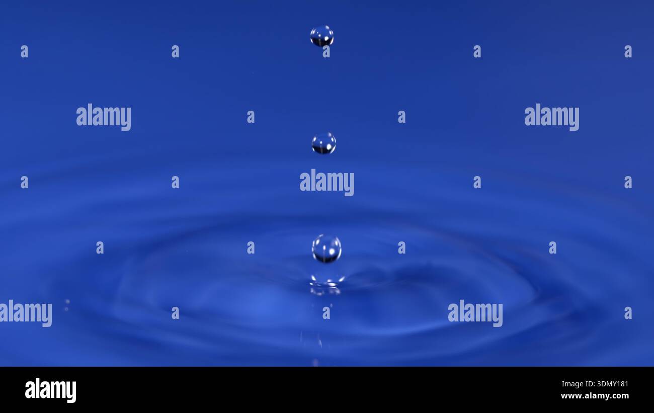 Wassertropfen, die in blauen Hintergrund fallen, erzeugen Wellen in der ruhigen flüssigen Oberfläche Stockfoto